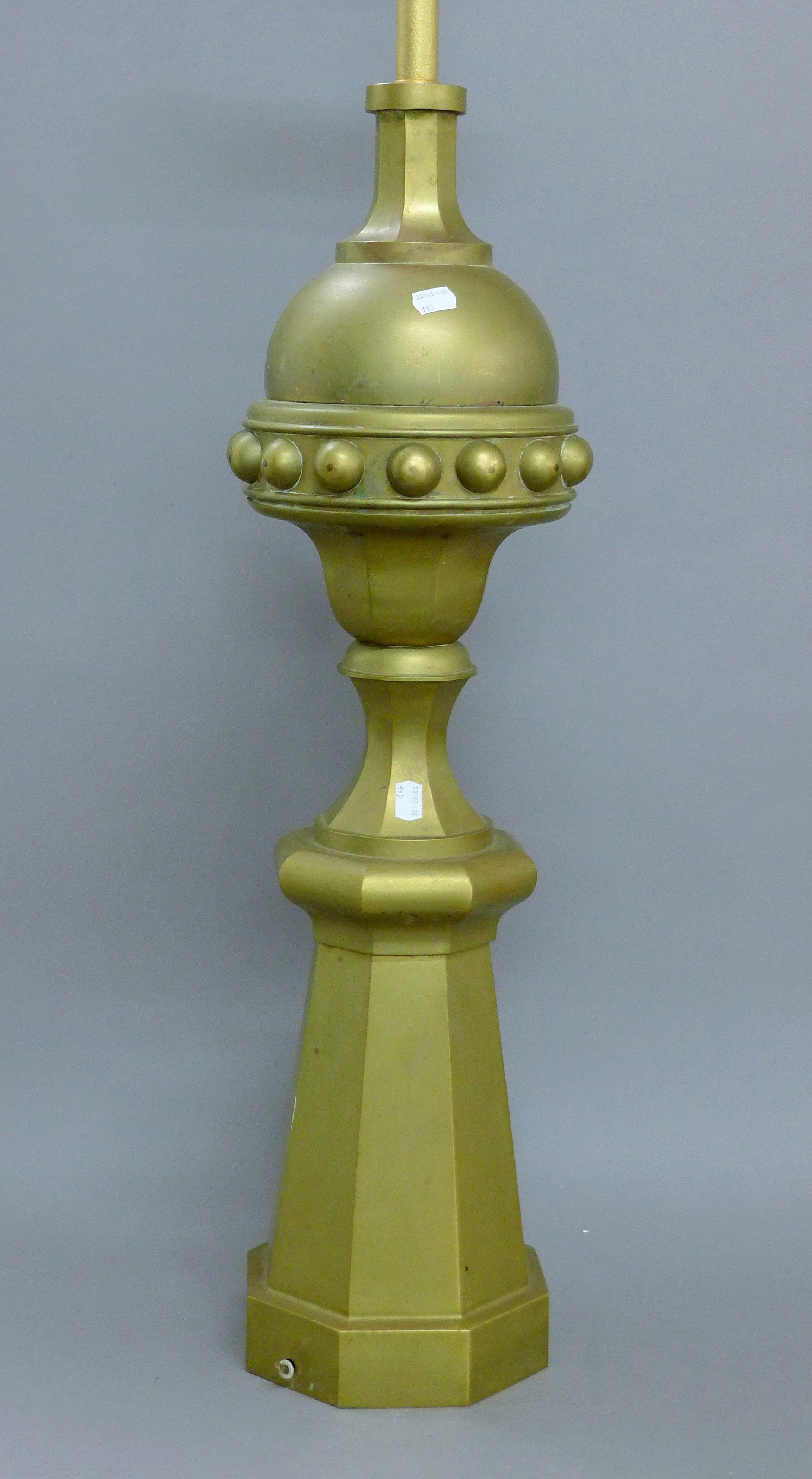 A large brass floor lamp. 119 cm high overall.