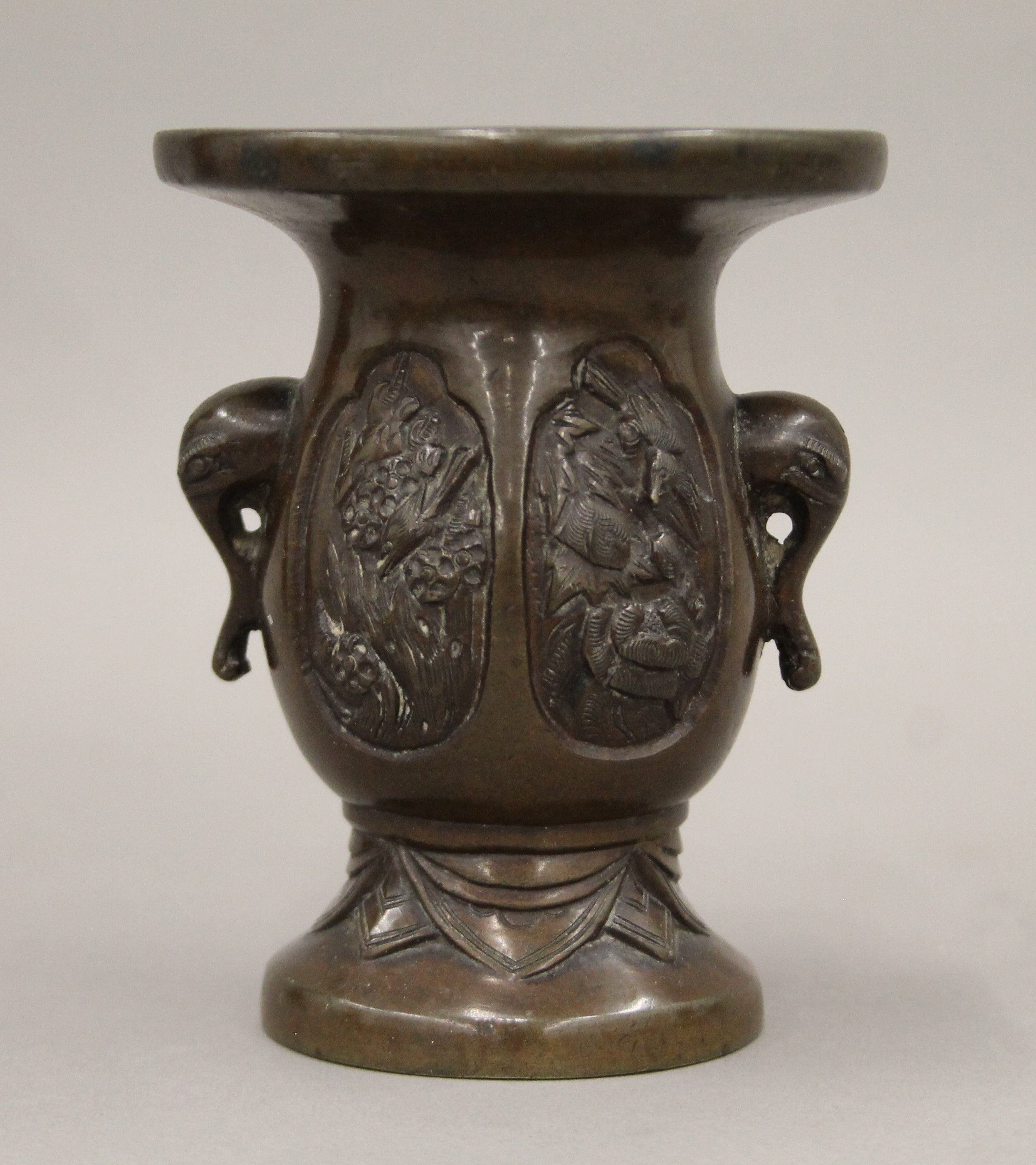 Two Japanese bronze vases. The largest 13.5 cm high. - Image 10 of 14