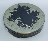 A porcelain hors d'oeuvre set in a lacquered box. The box 31 cm diameter.
