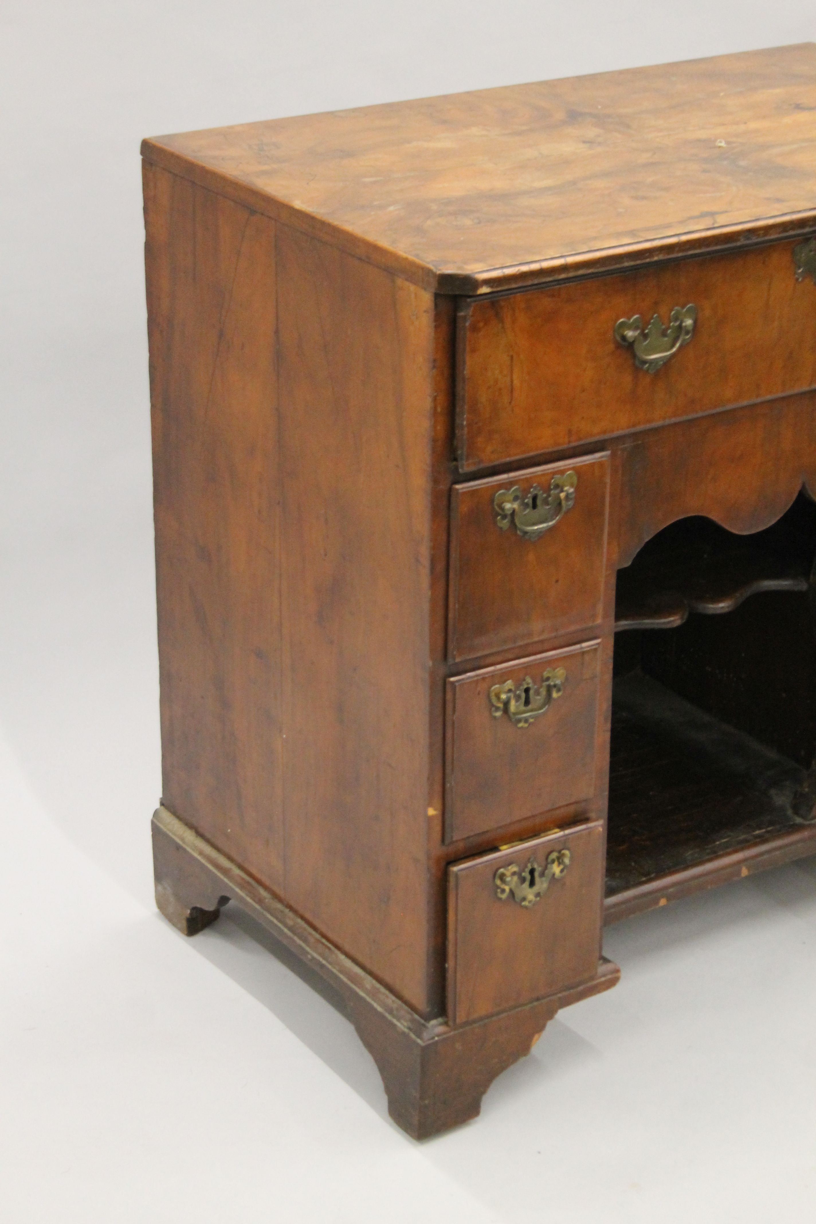 An 18th century walnut veneered kneehole desk. 79.5 cm wide. - Image 2 of 10