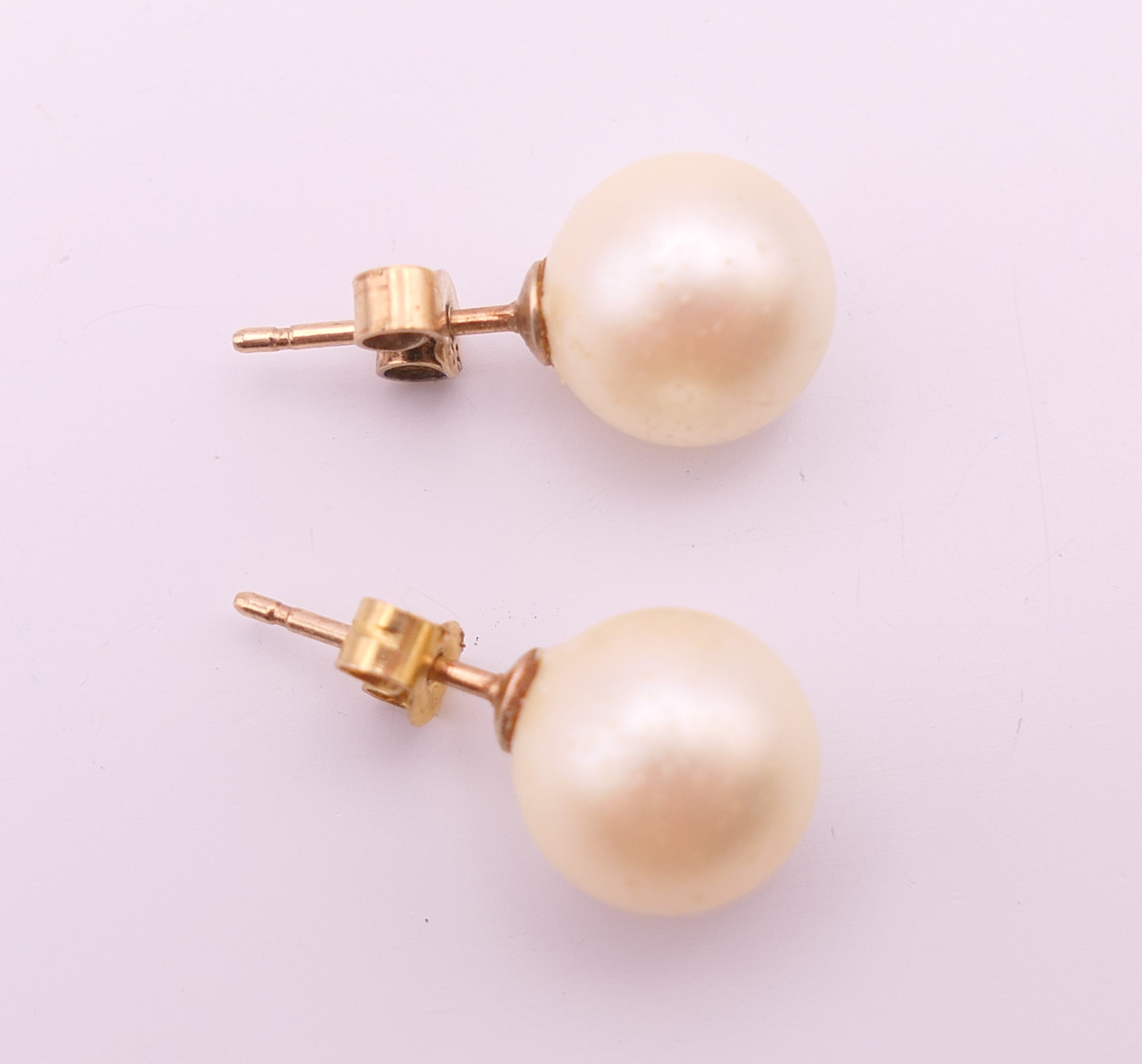 A pair of 9 ct gold pearl earrings. 7 mm high. - Bild 4 aus 5