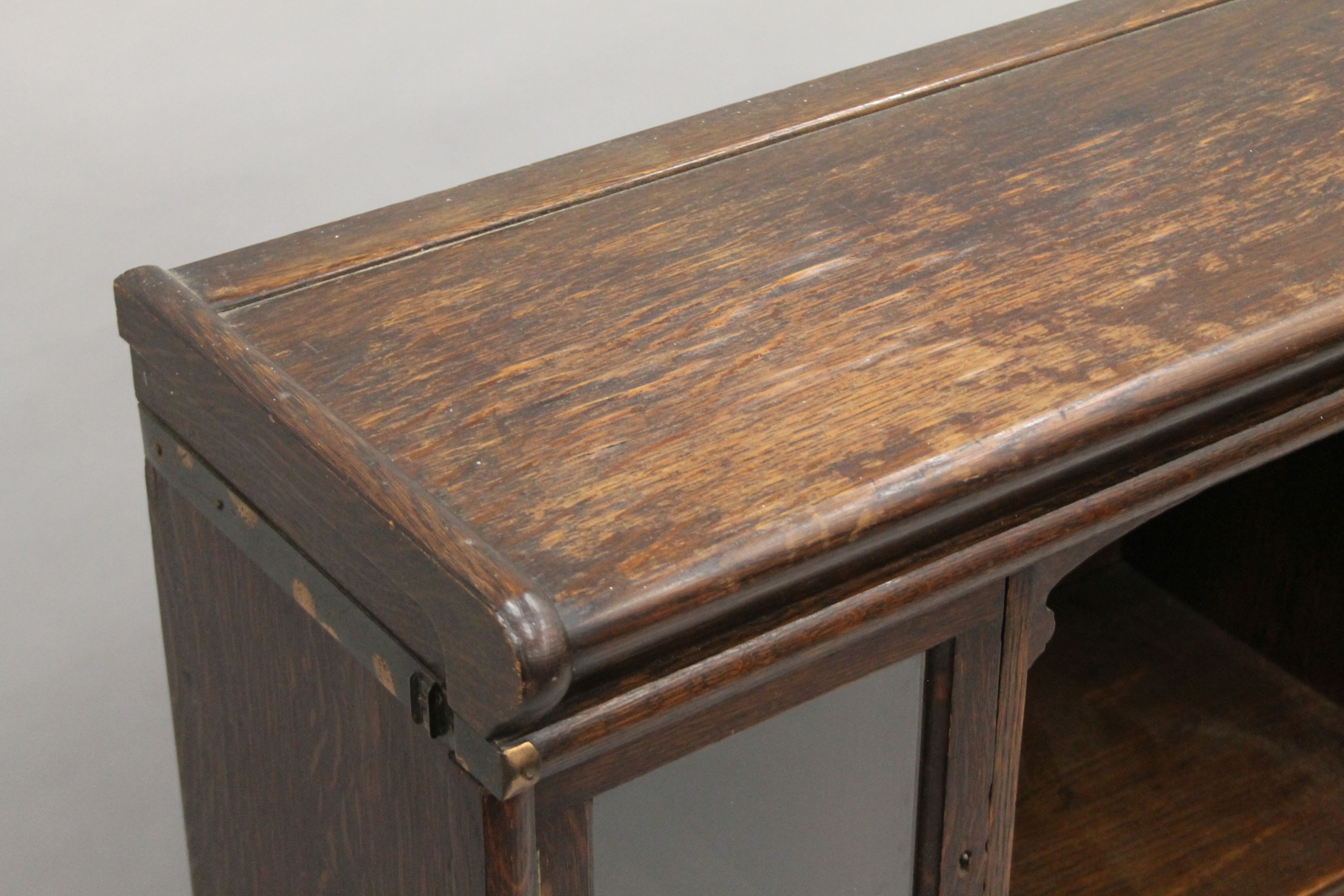 A three stack oak Globe Wernicke bookcase. 86.5 cm wide 115 cm high. - Image 2 of 6