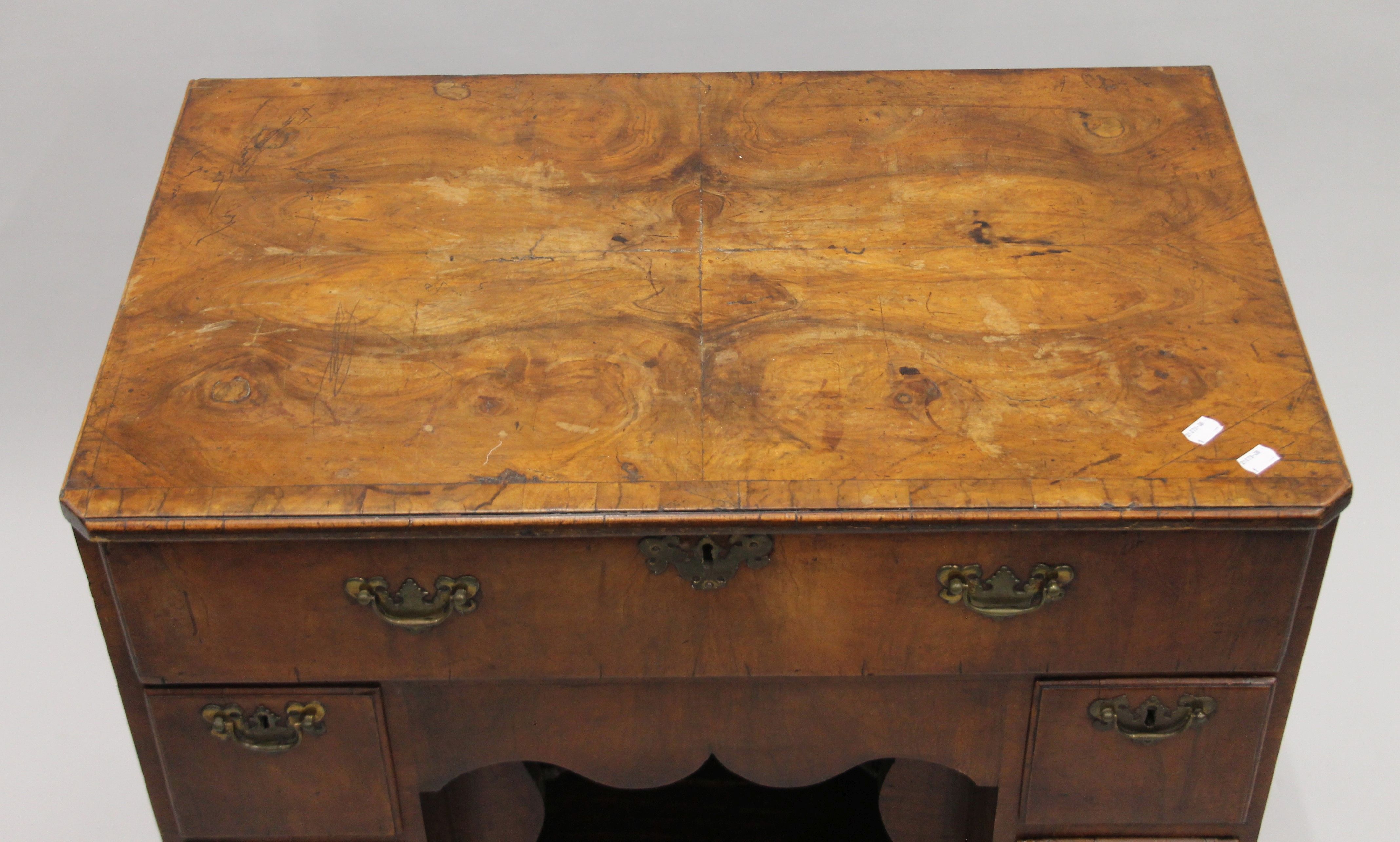 An 18th century walnut veneered kneehole desk. 79.5 cm wide. - Image 8 of 10