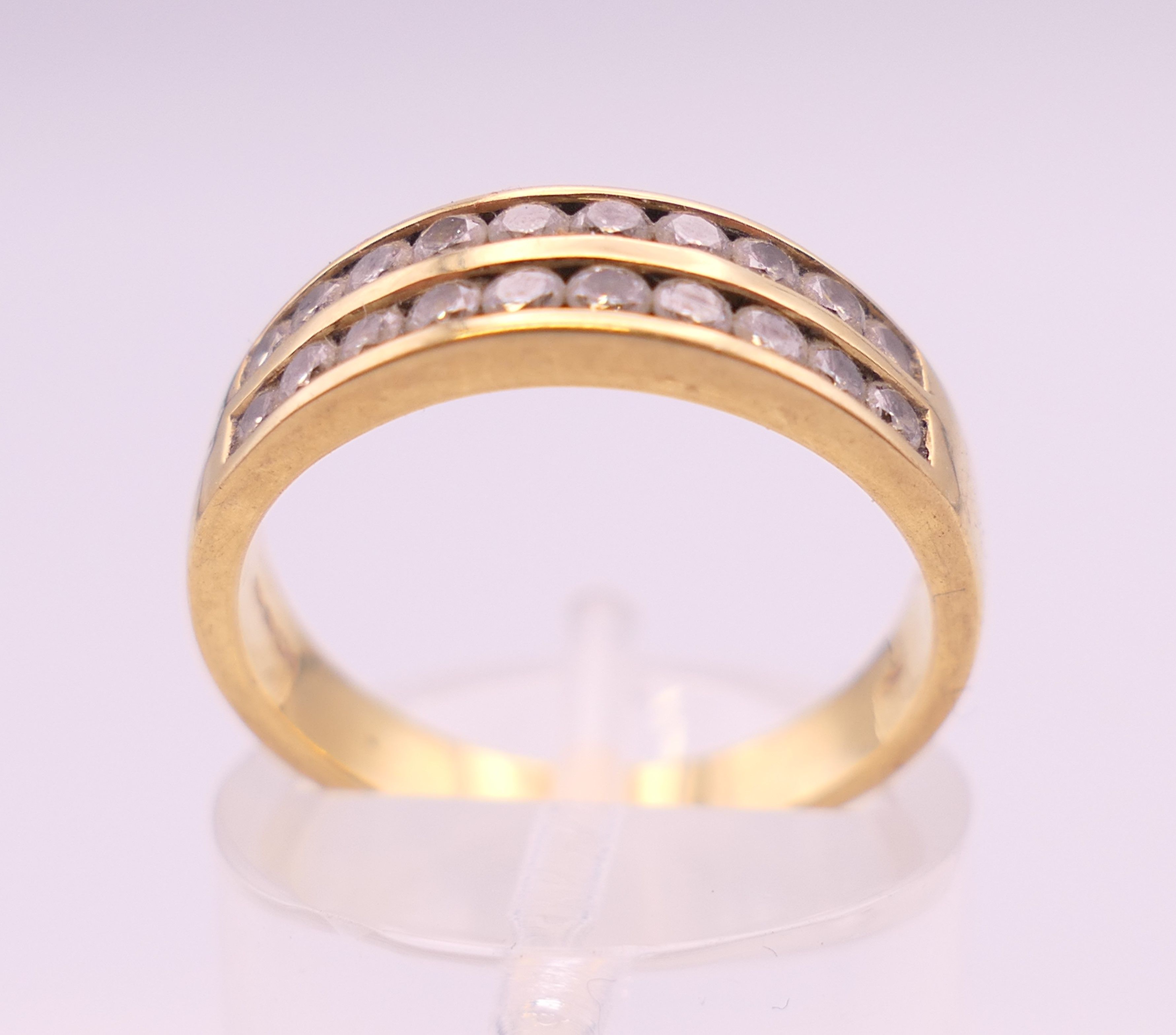 An 18 ct gold diamond ring. Ring size M. 4.4 grammes total weight. - Image 3 of 7
