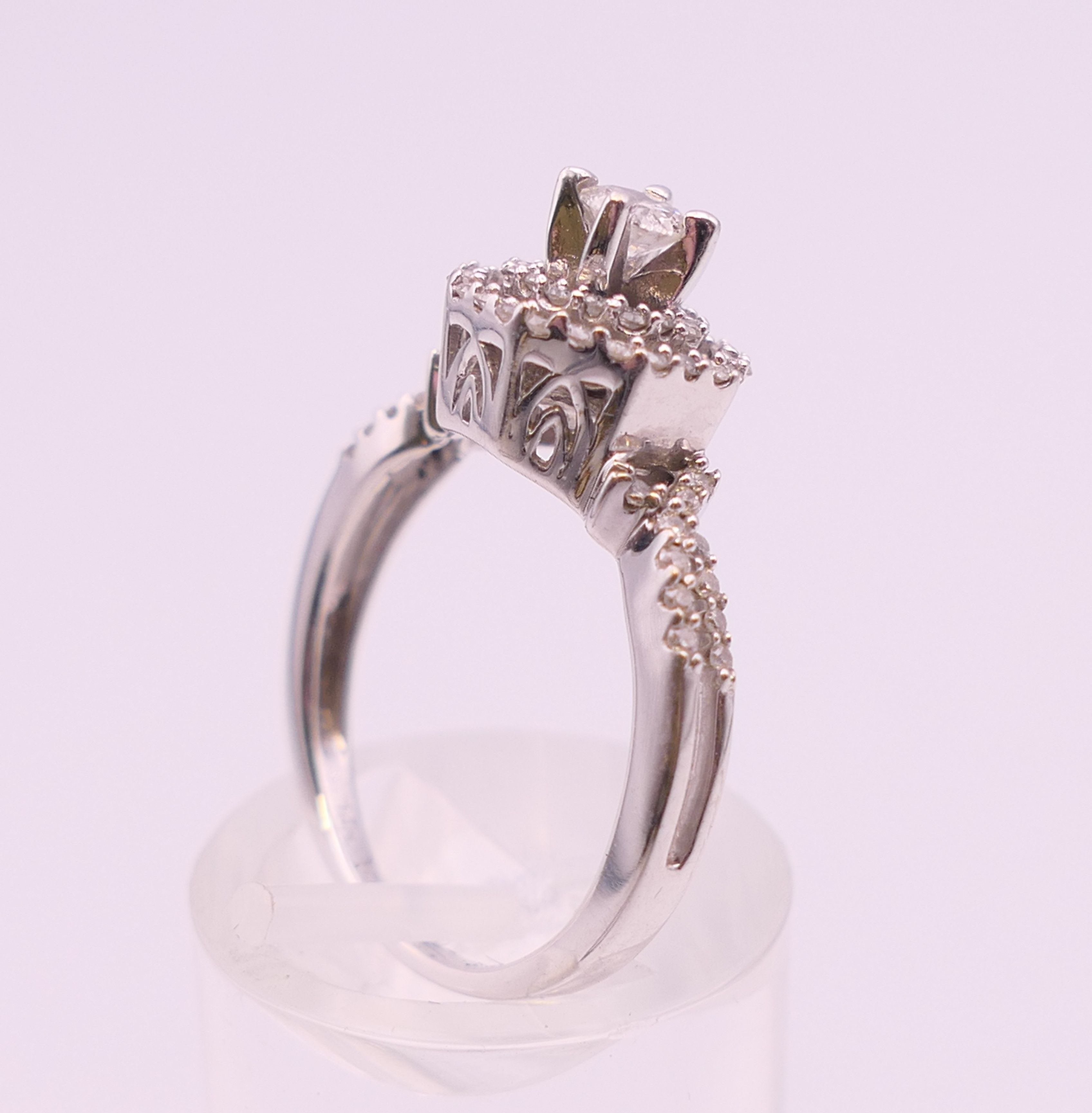 A 14 K white gold diamond ring. Ring size L/M. 3.6 grammes total weight. - Image 5 of 8