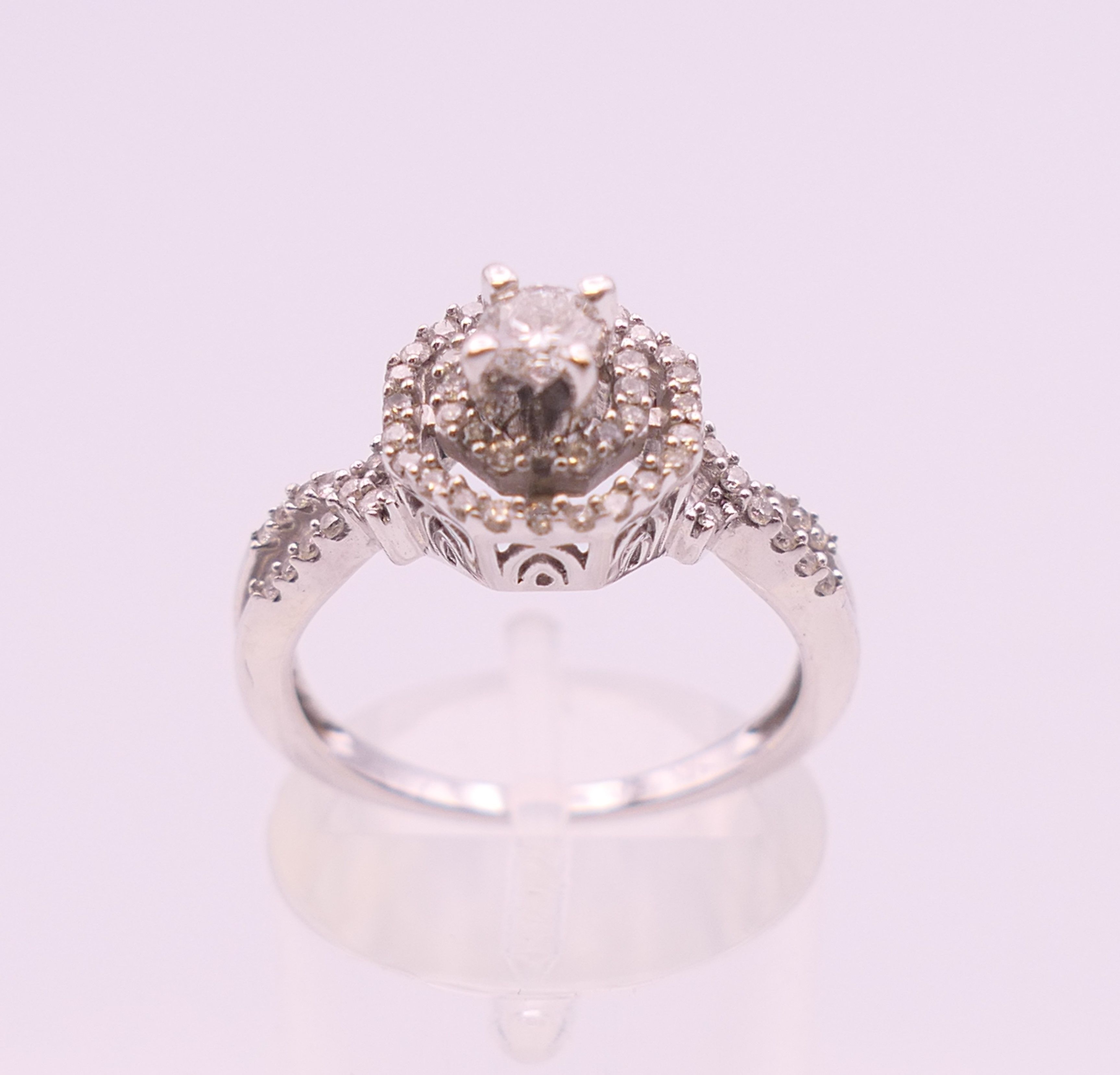 A 14 K white gold diamond ring. Ring size L/M. 3.6 grammes total weight. - Image 4 of 8