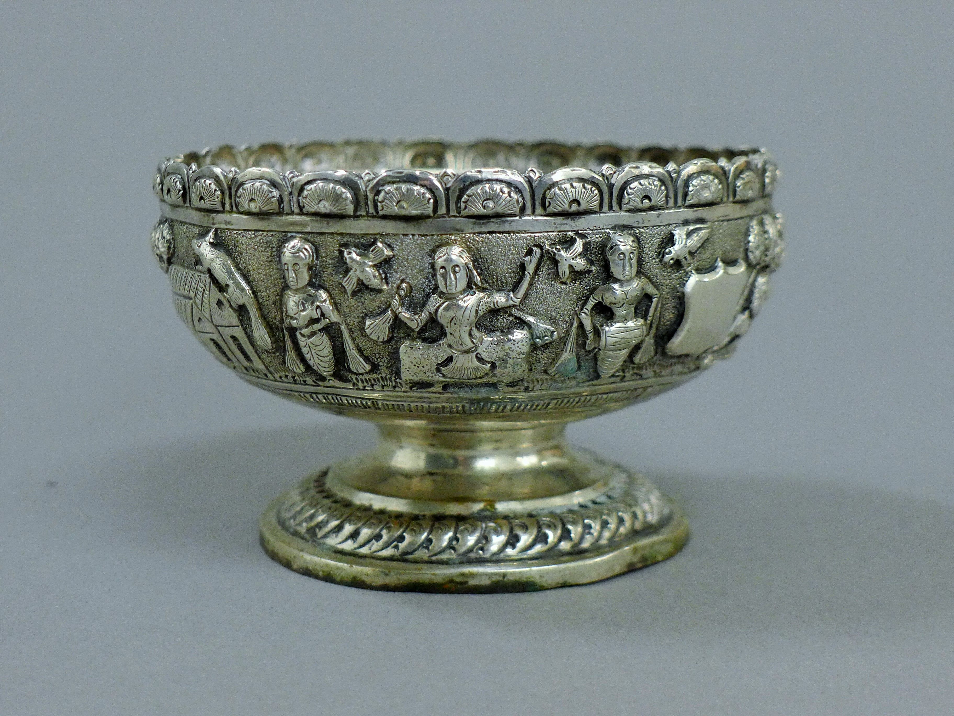 An Indian silver bowl with repousse decoration of rural scenery. 10 cm diameter. 85.9 grammes. - Image 2 of 5