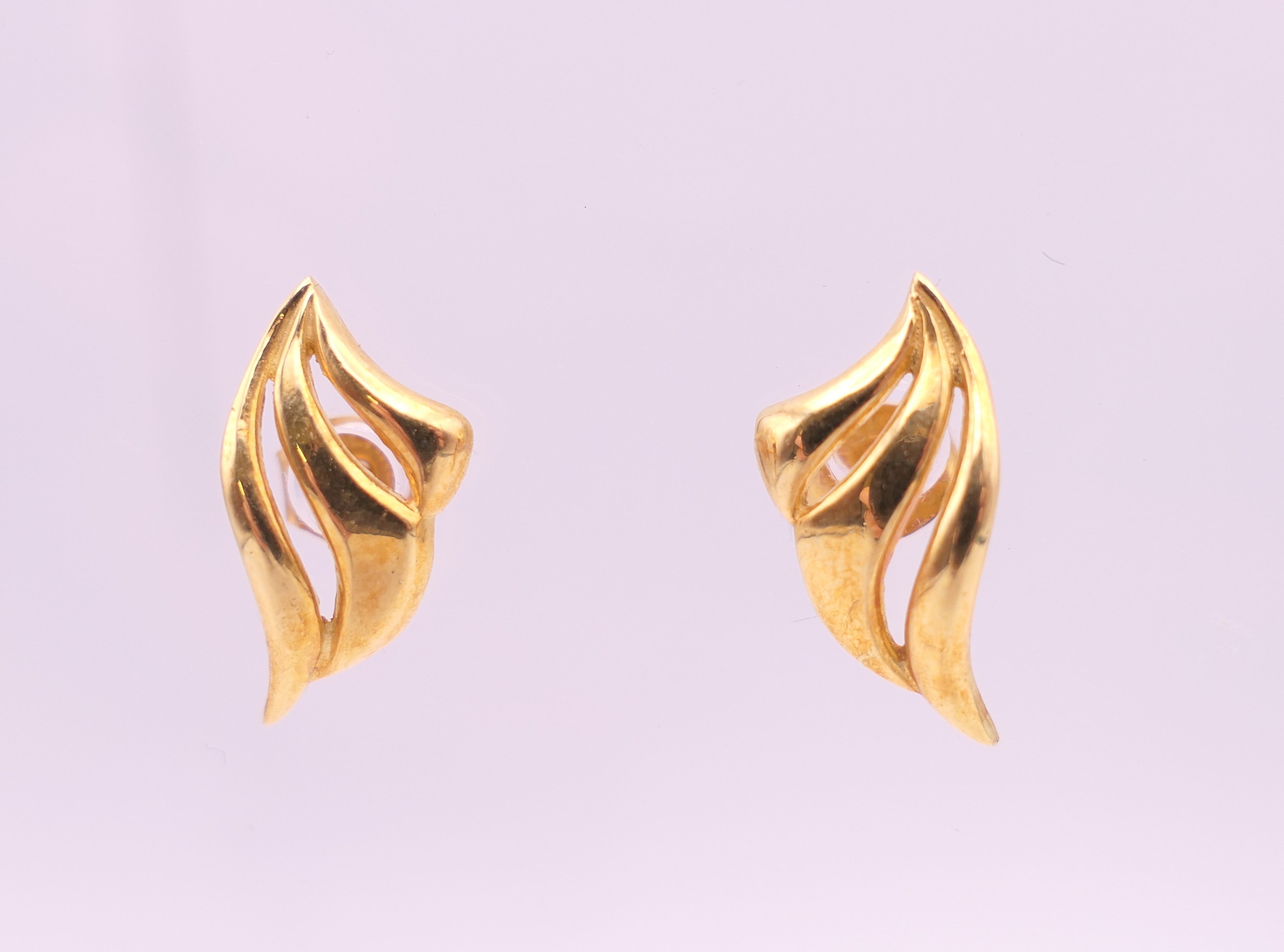A pair of 9 ct tri colour gold earrings and another pair. The former 2.5 cm high. - Image 3 of 3
