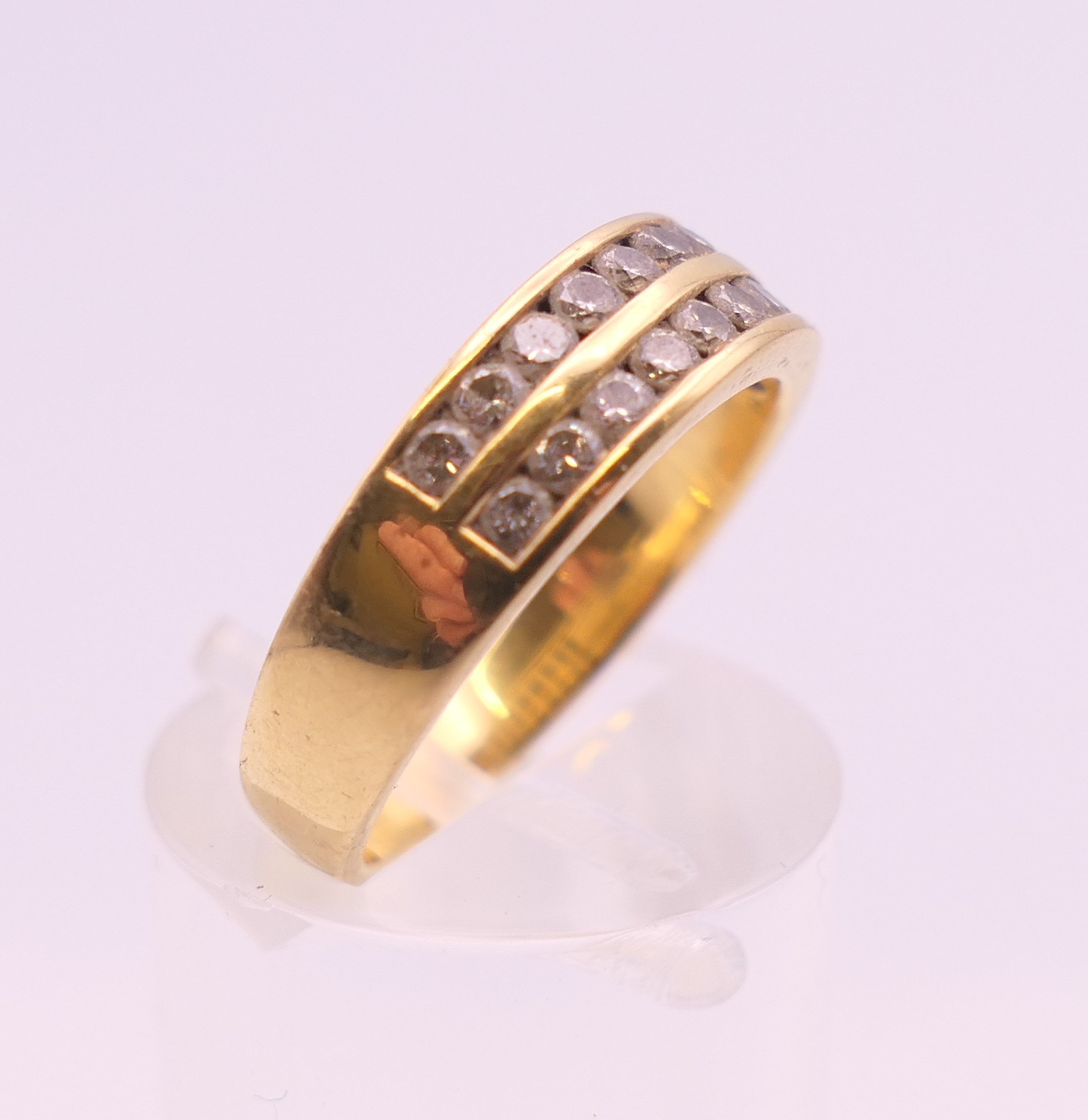 An 18 ct gold diamond ring. Ring size M. 4.4 grammes total weight. - Image 4 of 7
