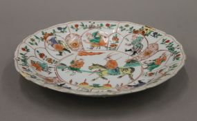 An 18th century Chinese porcelain dish. 22 cm diameter.