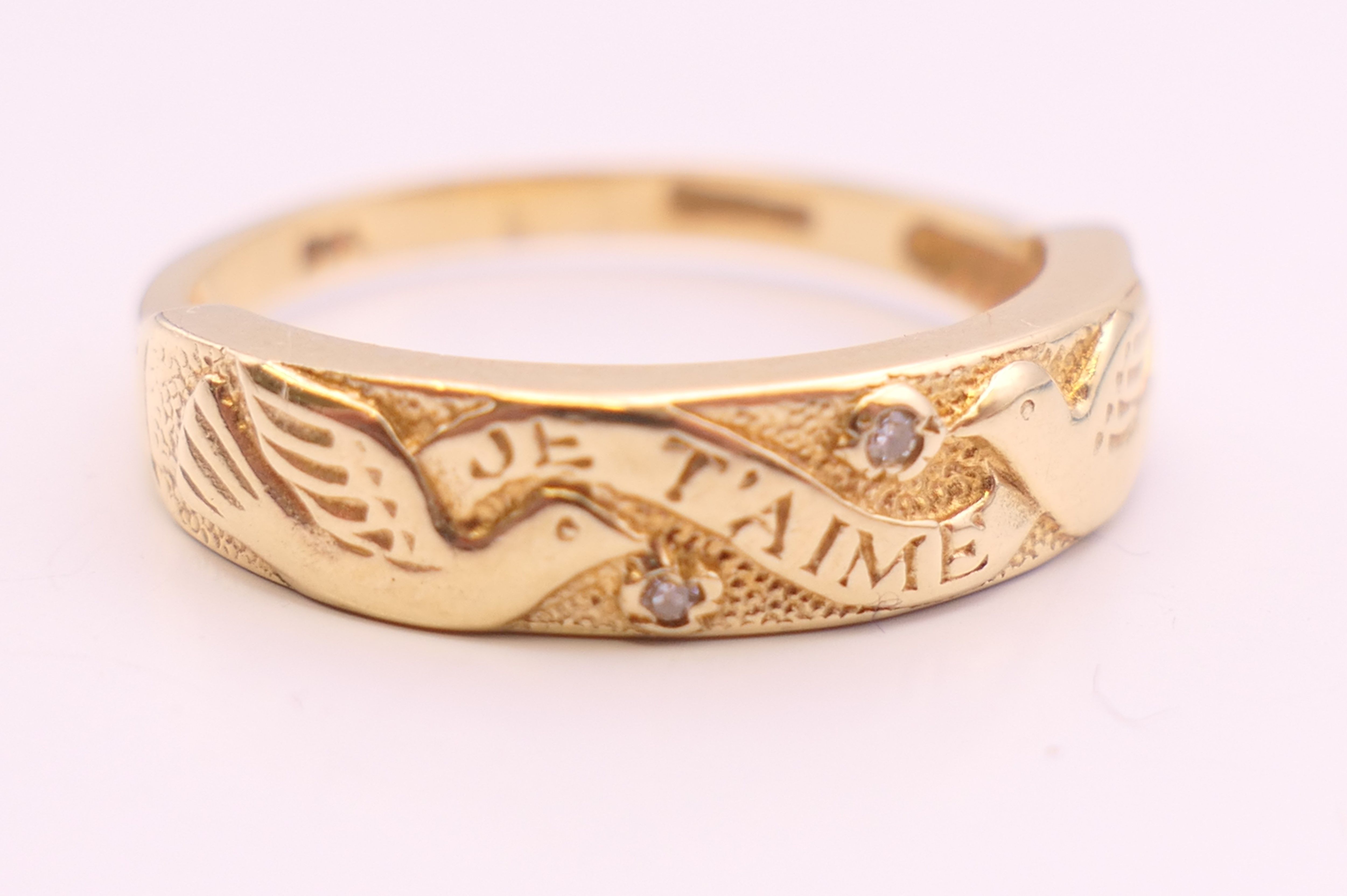A 9 ct gold ring. Ring size Q/R. 3.8 grammes total weight. - Image 6 of 6