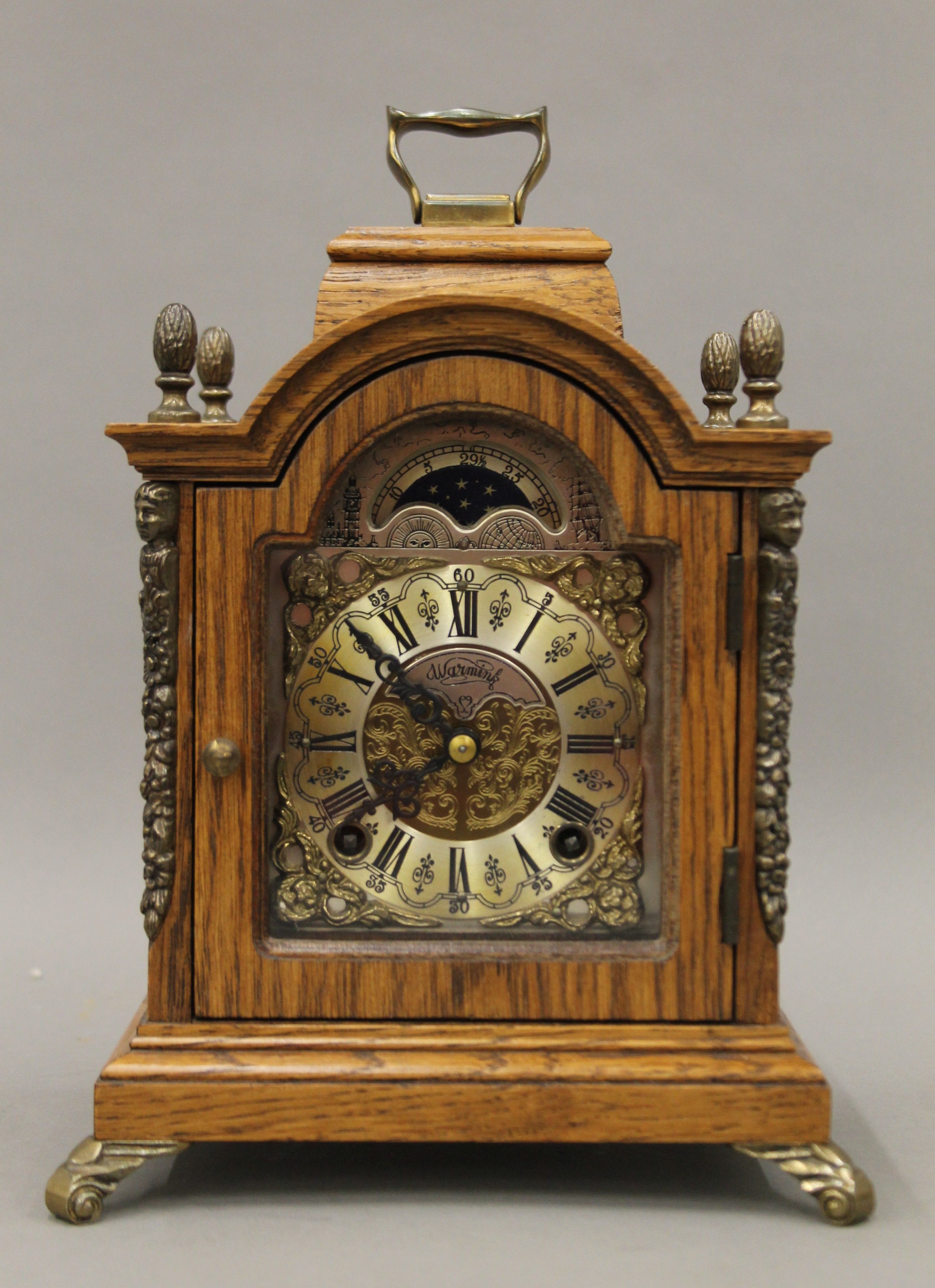 A small oak mantle clock. 23 cm high. - Image 2 of 5