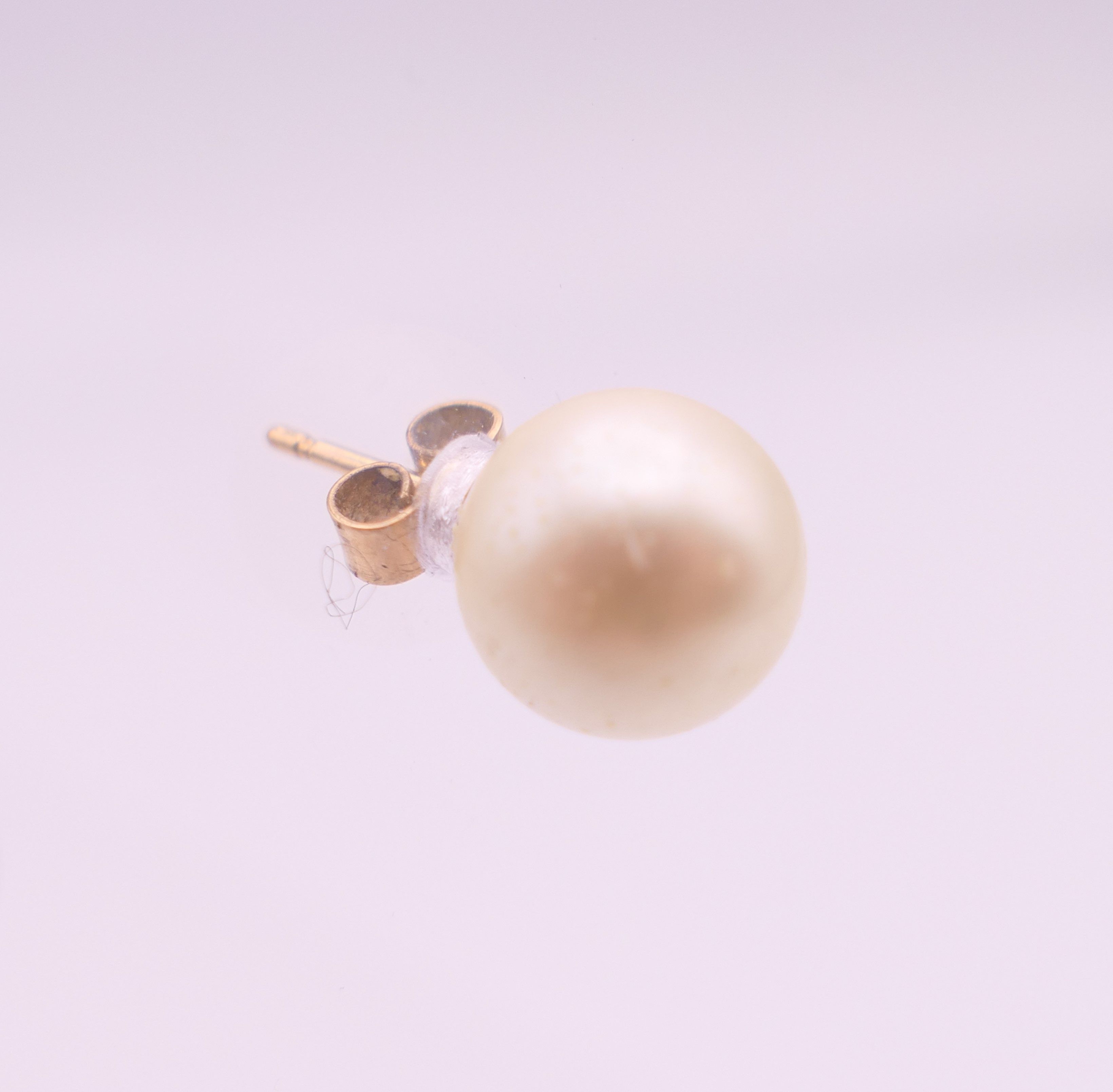 A pair of 9 ct gold pearl earrings. 7 mm high. - Bild 3 aus 5
