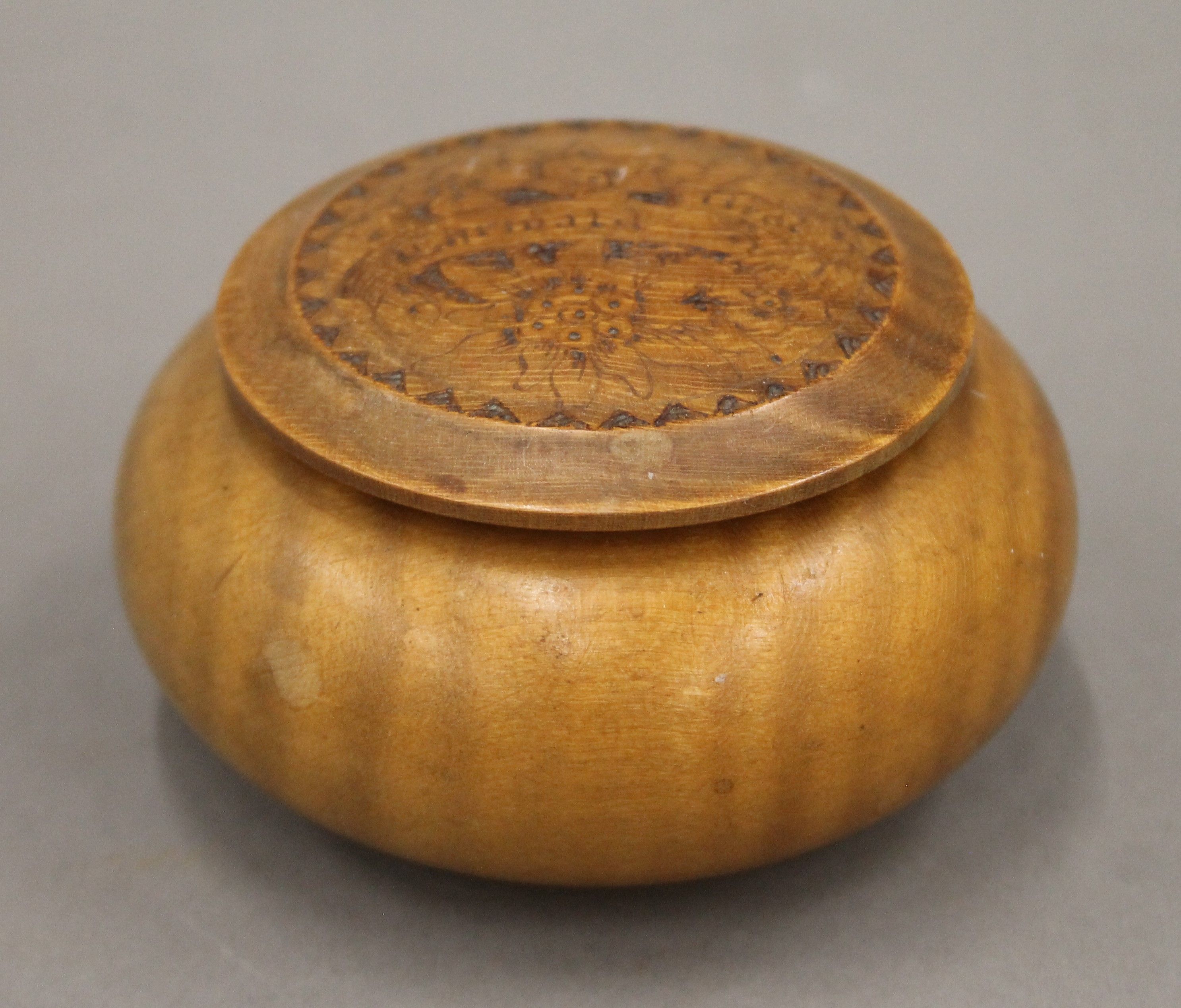 A collection of treen, including a lignum vitae wooden bowl, etc. - Image 6 of 9