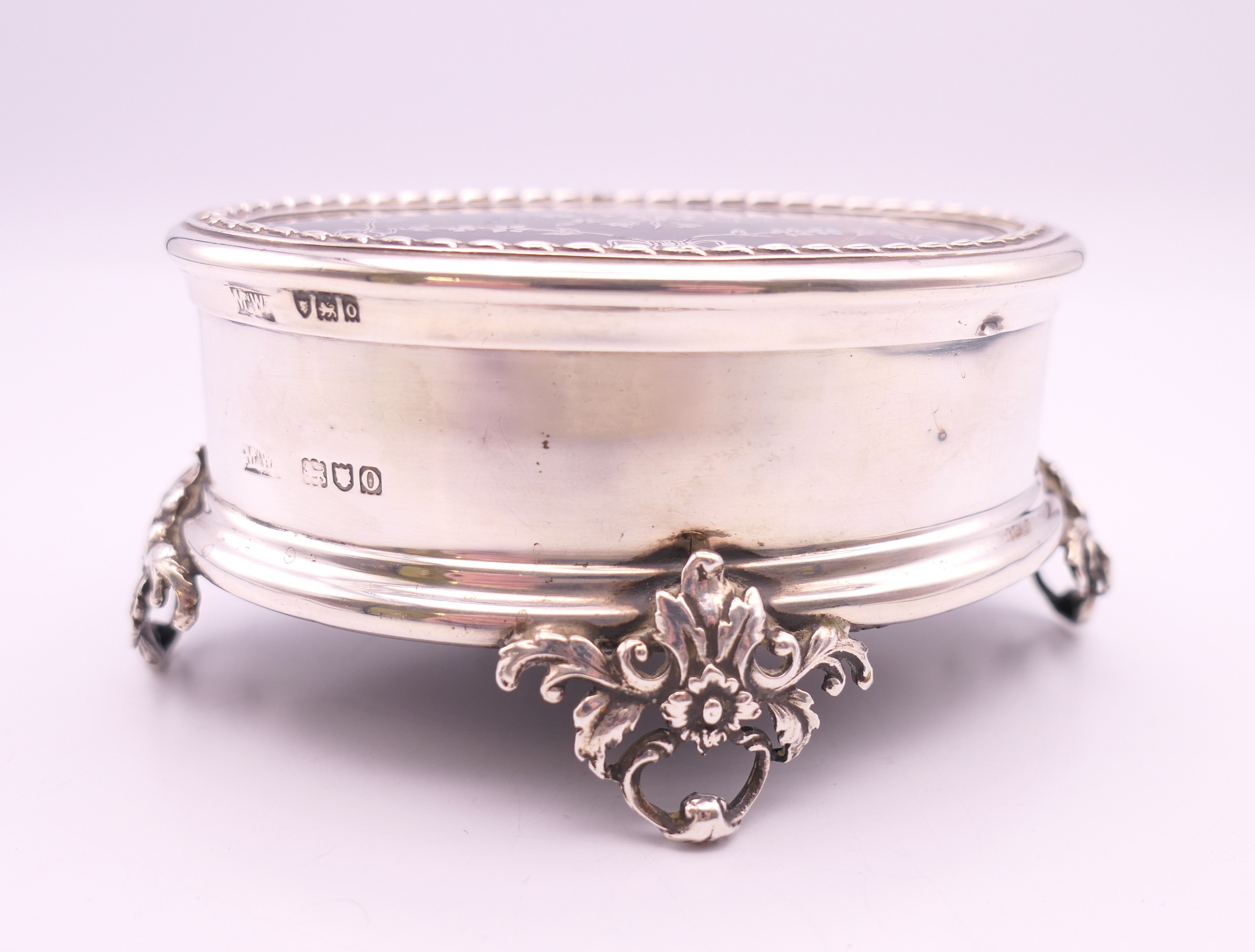 An Edwardian oval silver and tortoiseshell trinket box, Mappin & Webb, London 1909. 9 x 6 cm. - Image 4 of 8