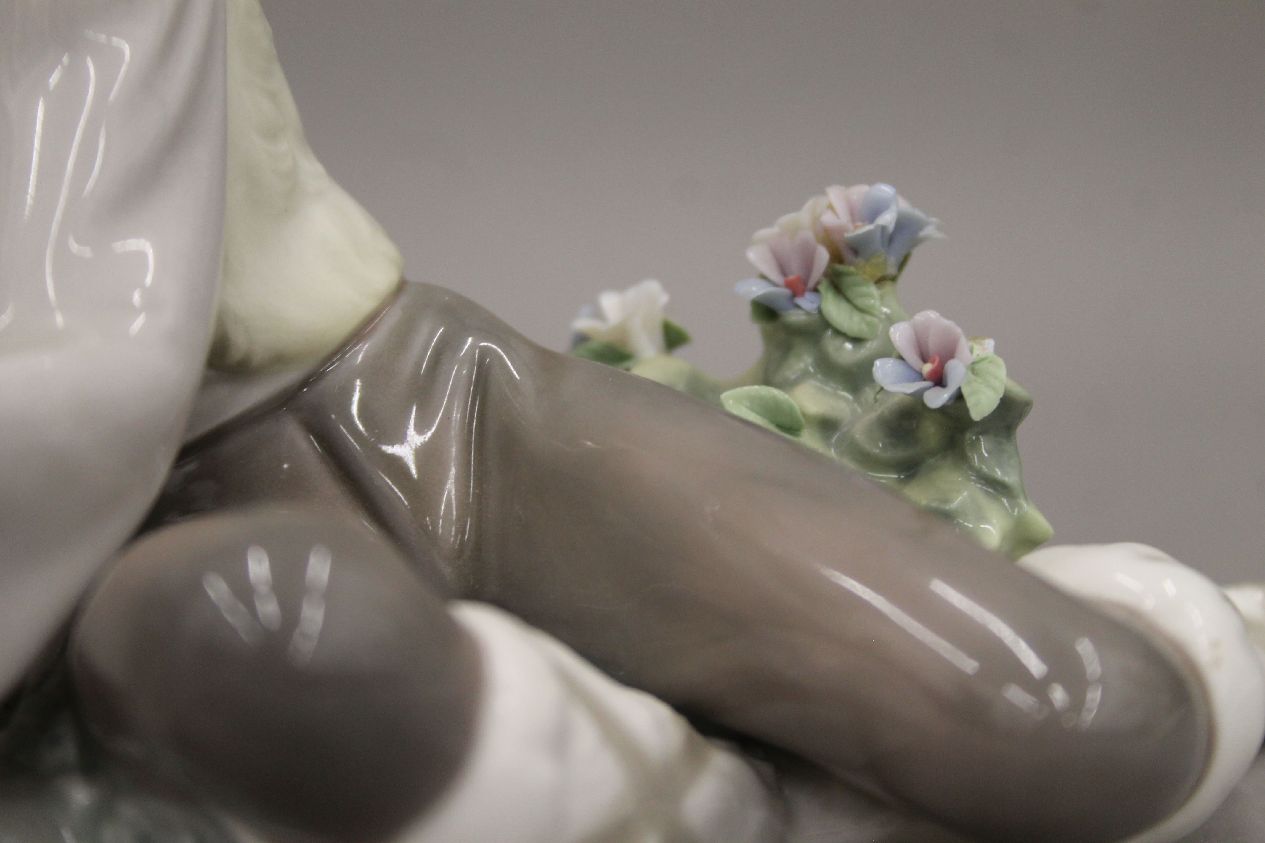 A Lladro figural group. 23 cm wide. - Image 3 of 7