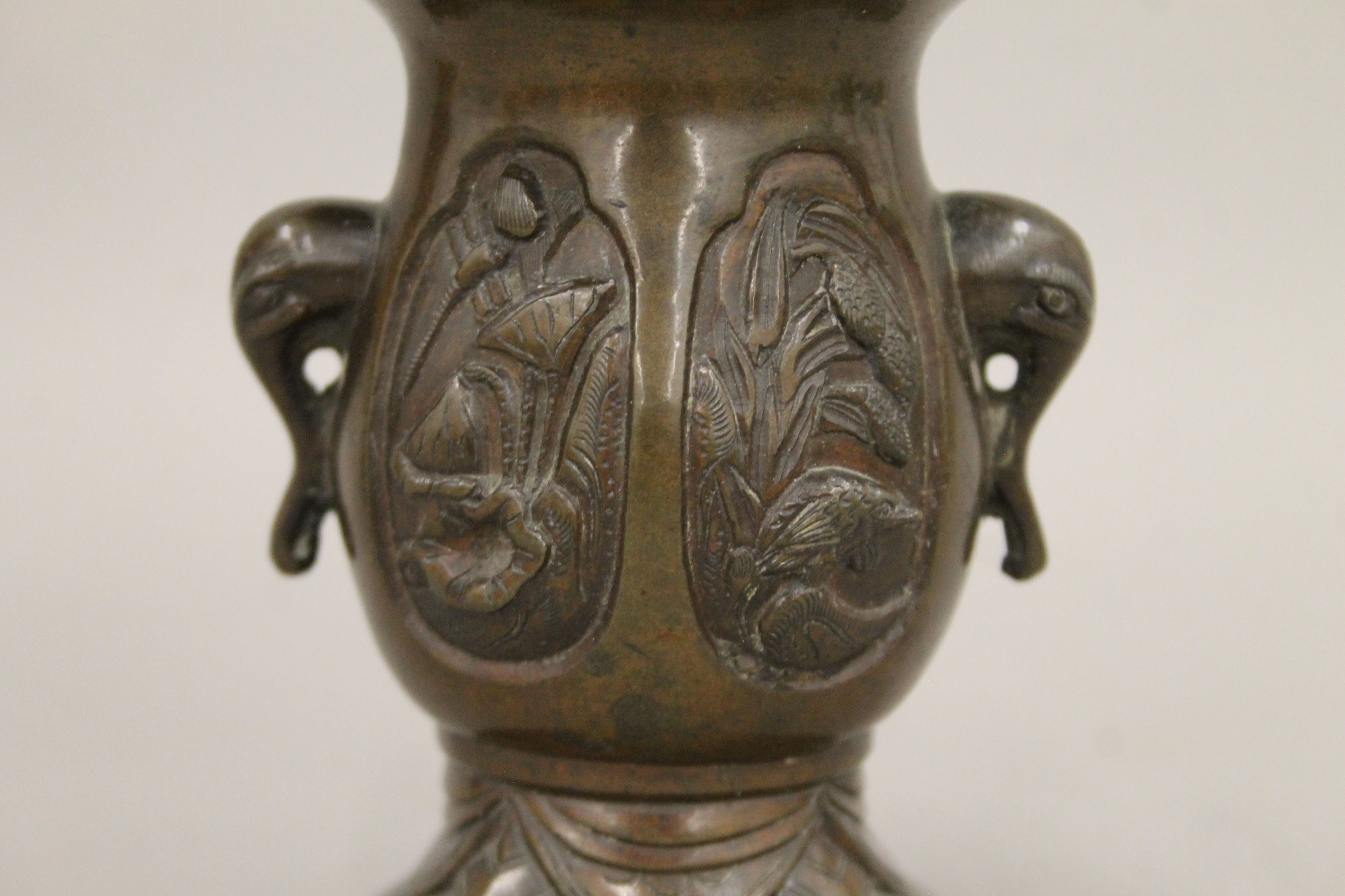 Two Japanese bronze vases. The largest 13.5 cm high. - Image 13 of 14