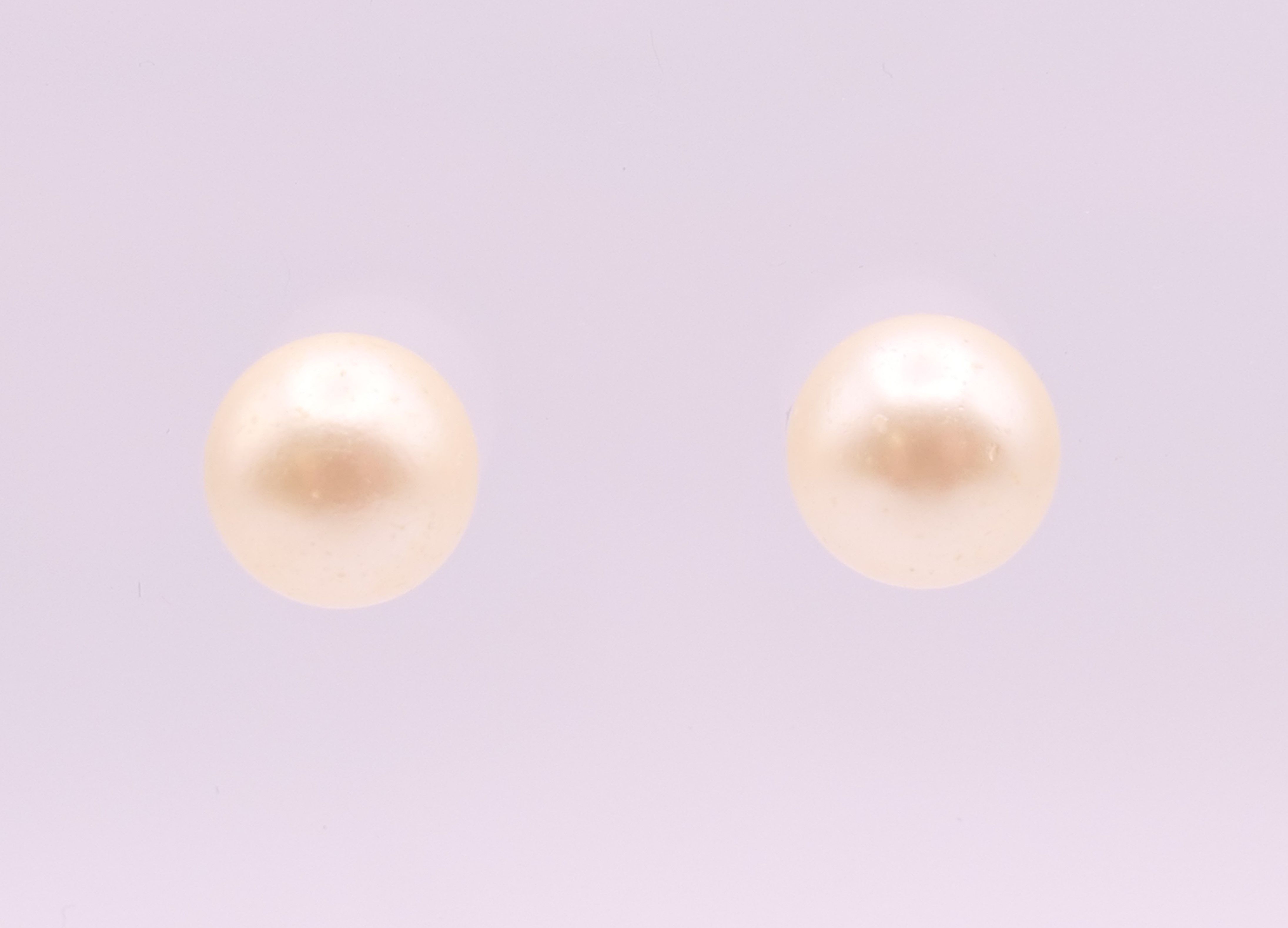 A pair of 9 ct gold pearl earrings. 7 mm high. - Bild 2 aus 5