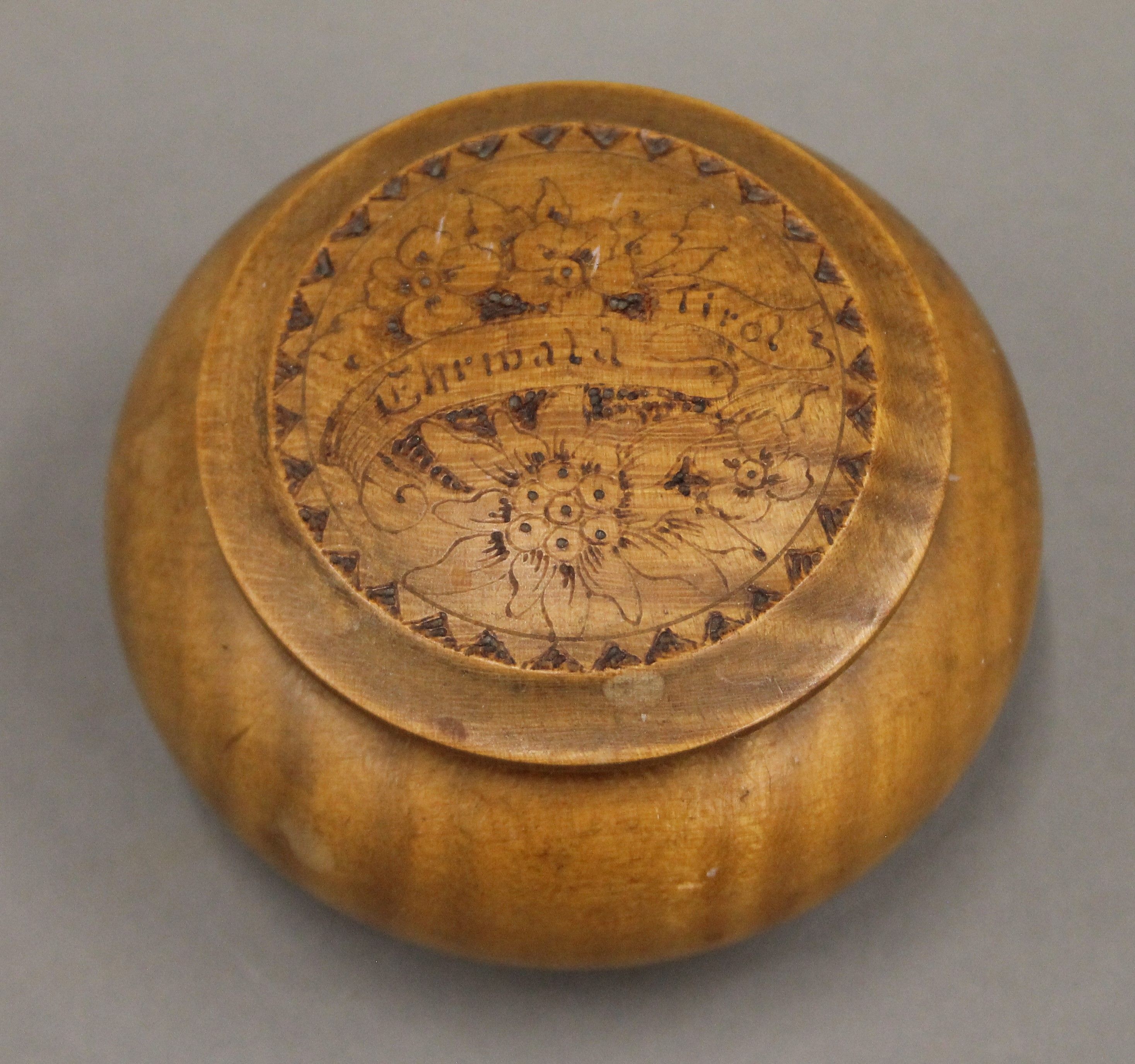 A collection of treen, including a lignum vitae wooden bowl, etc. - Image 7 of 9