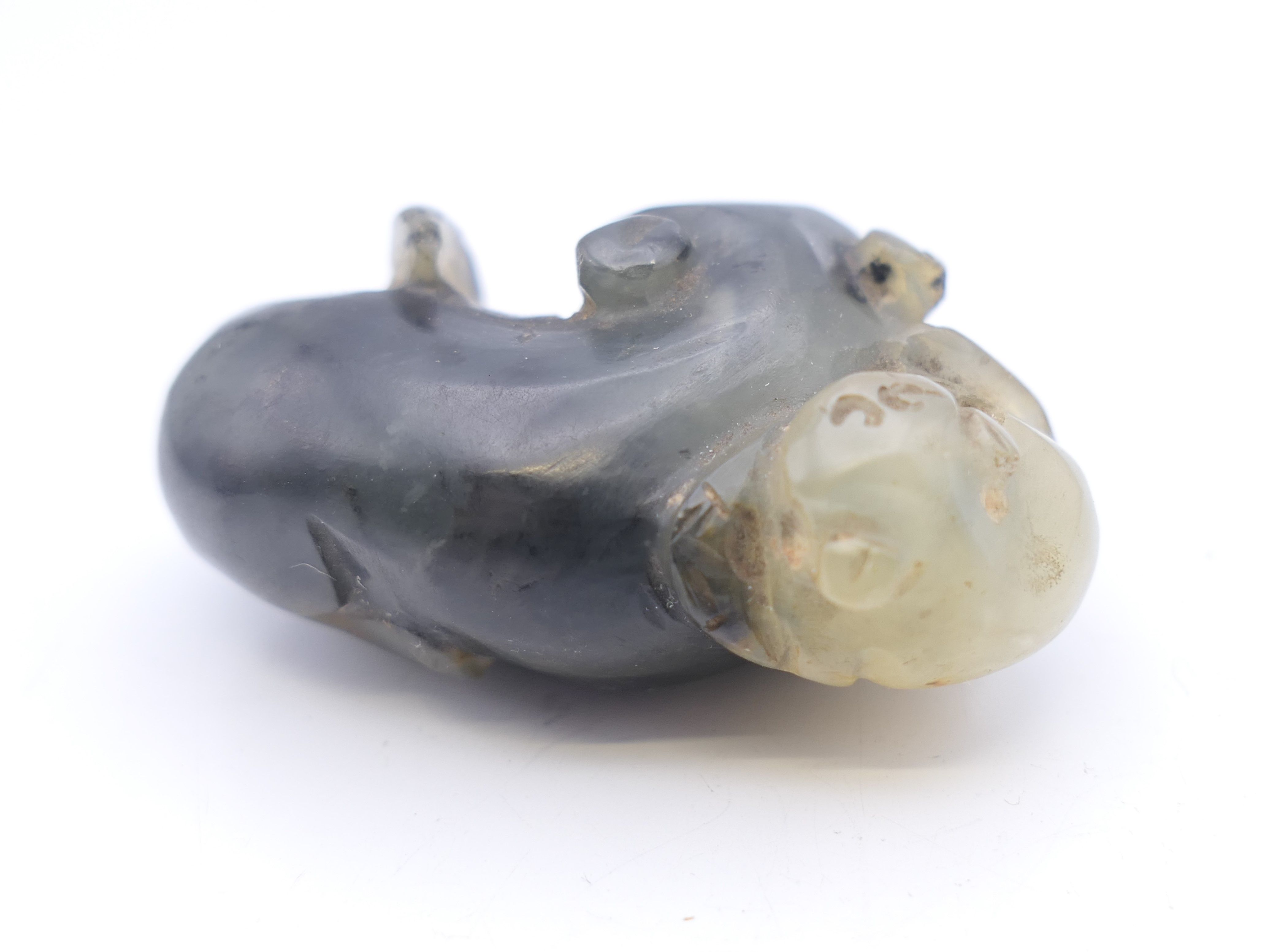 A Chinese jade netsuke of two dogs-of-fo. 4.5 cm long. - Image 3 of 4