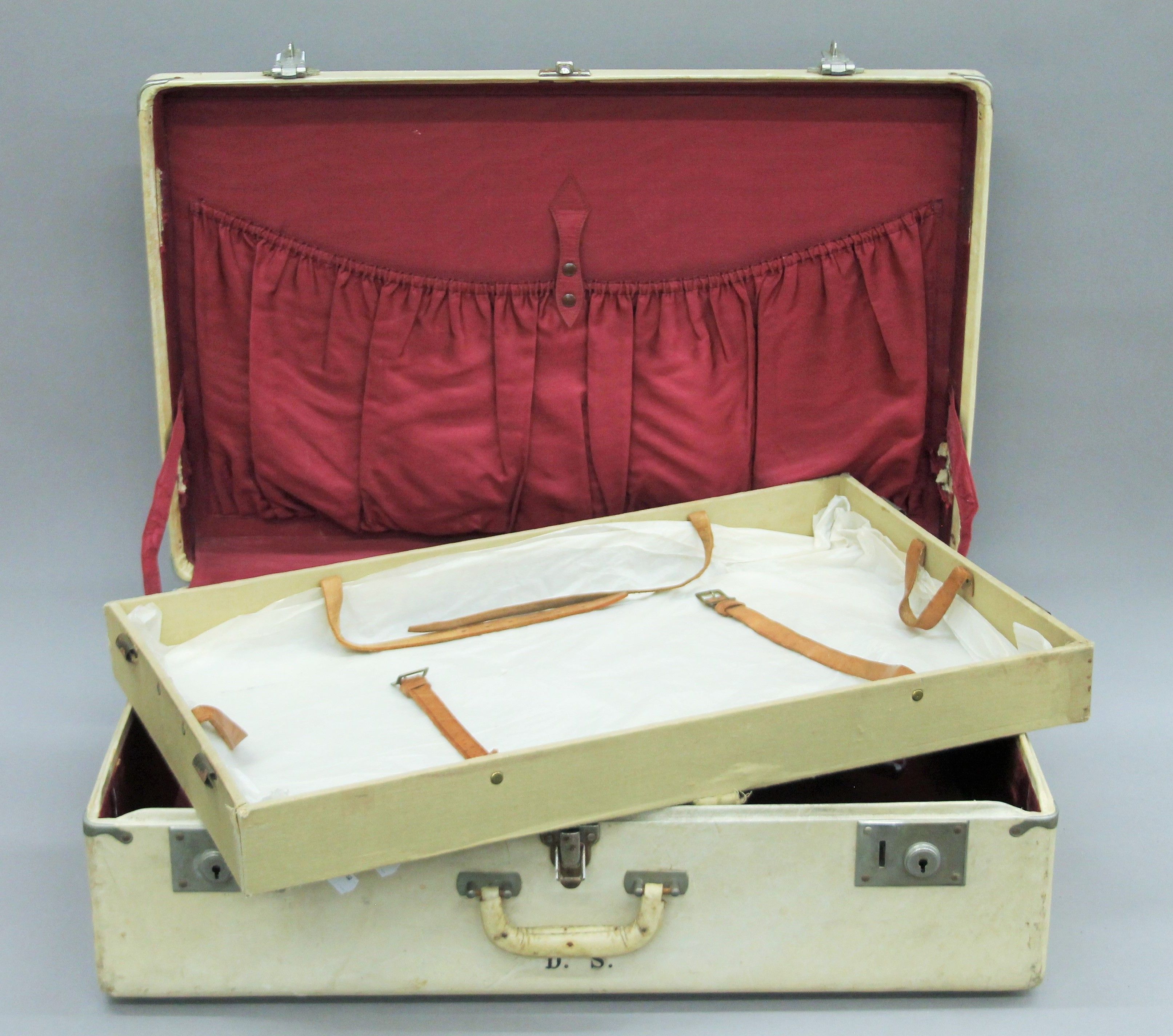 A vintage suitcase with insert and red silk lining by Ford Sherington Sydney. 65 cm long. - Image 4 of 5