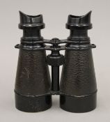 A pair of 1916 army issue field binoculars in original leather case. The case 17.5 cm high.