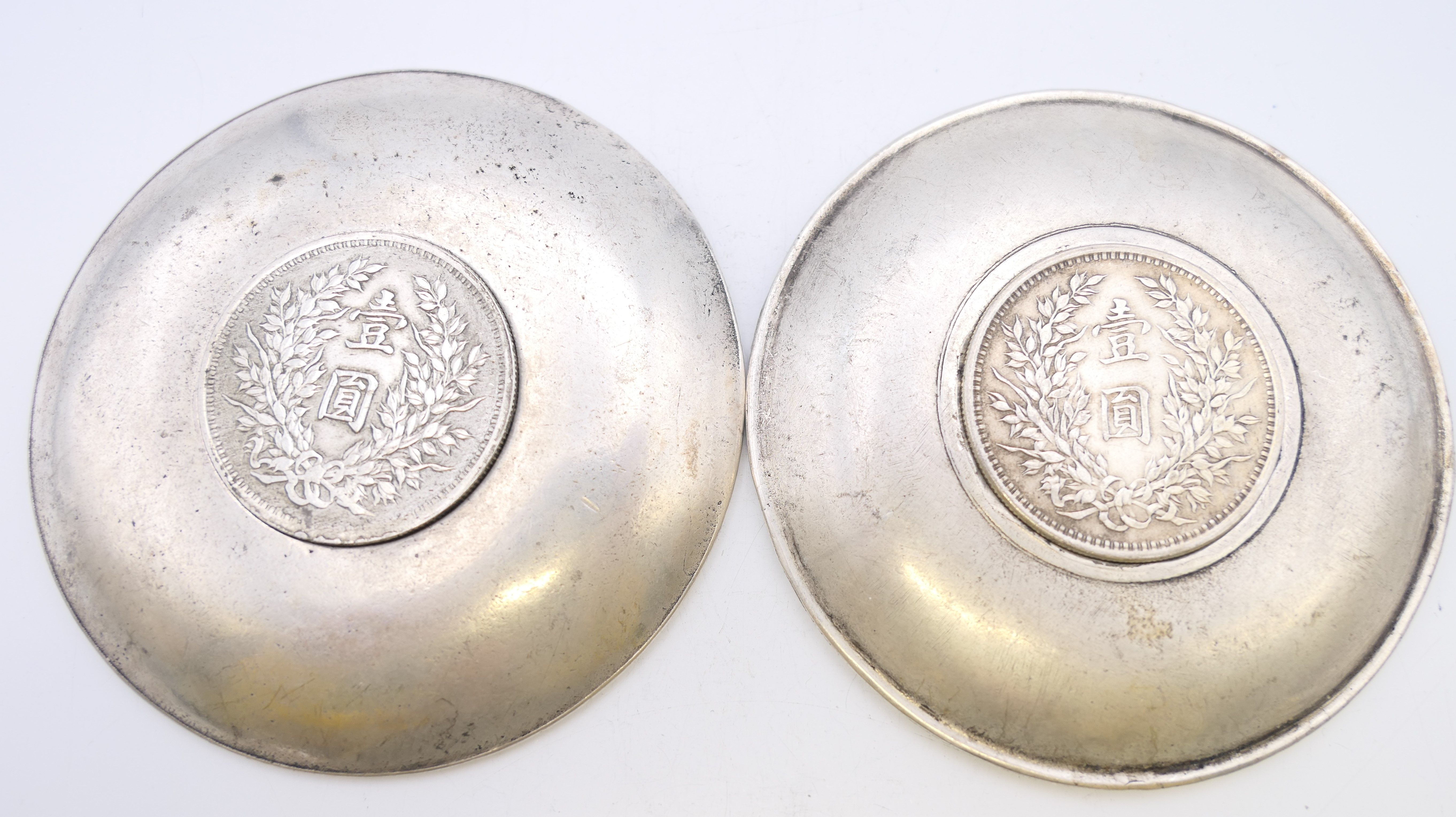 Two coin dishes. 9.25 and 9.5 cm diameter respectively. - Image 2 of 4