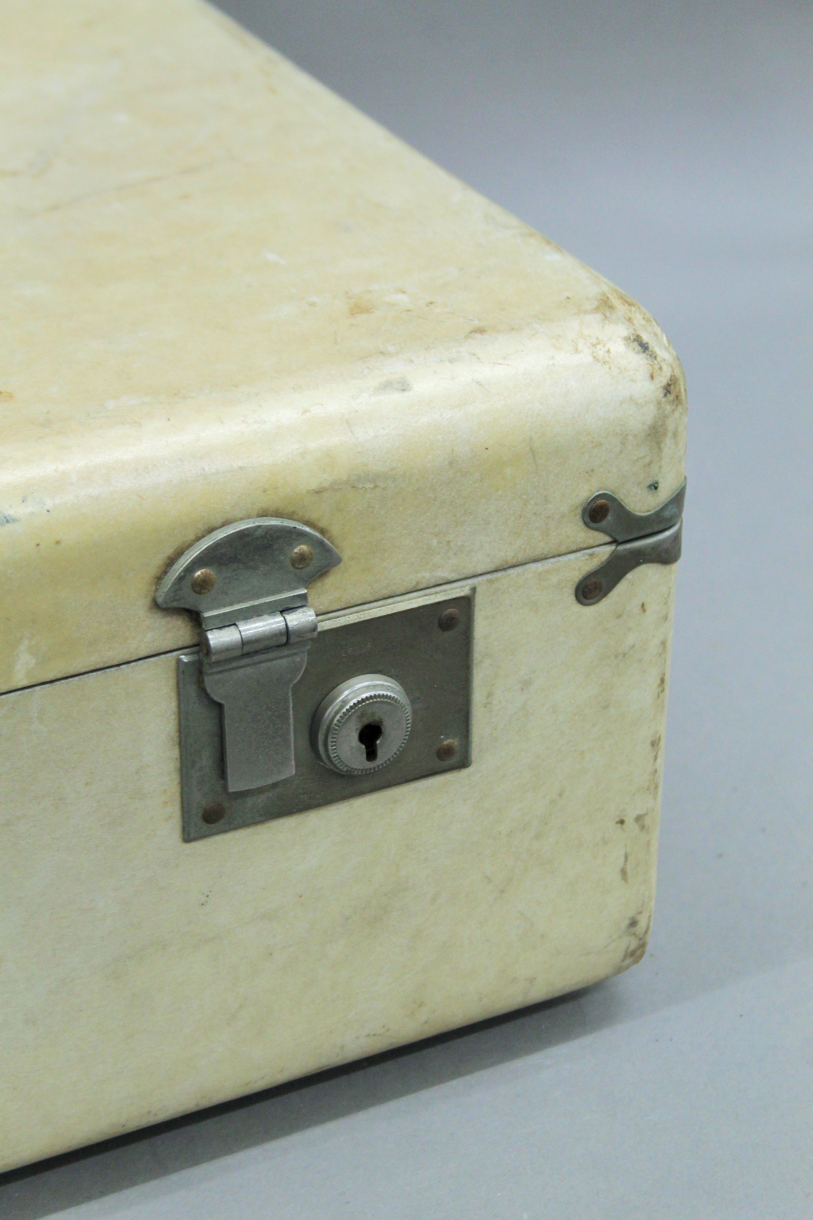A vintage suitcase with insert and red silk lining by Ford Sherington Sydney. 65 cm long. - Image 3 of 5