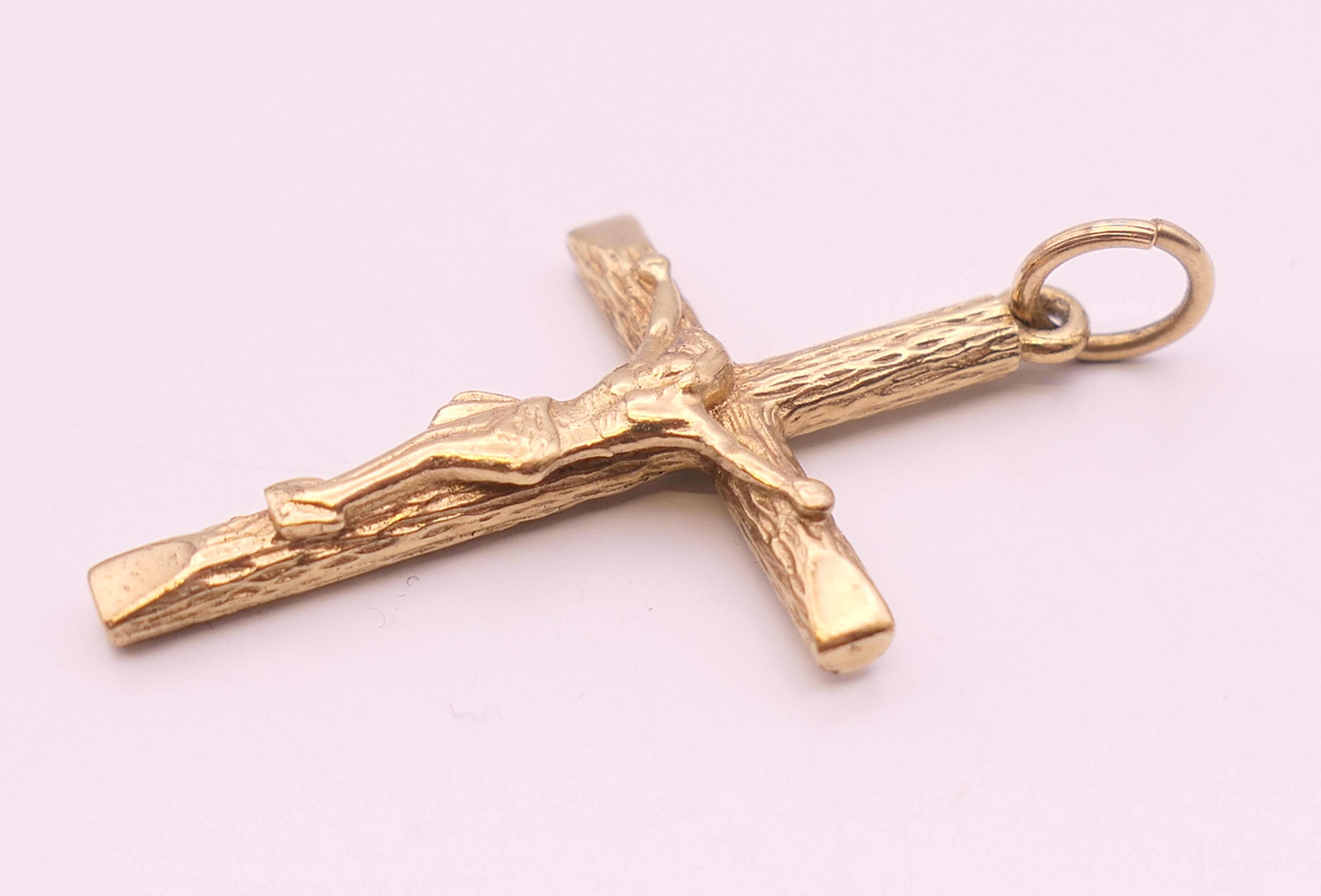 Two 9 ct gold cross/crucifix pendants. The largest 3.5 cm high. 6.2 grammes. - Image 5 of 5