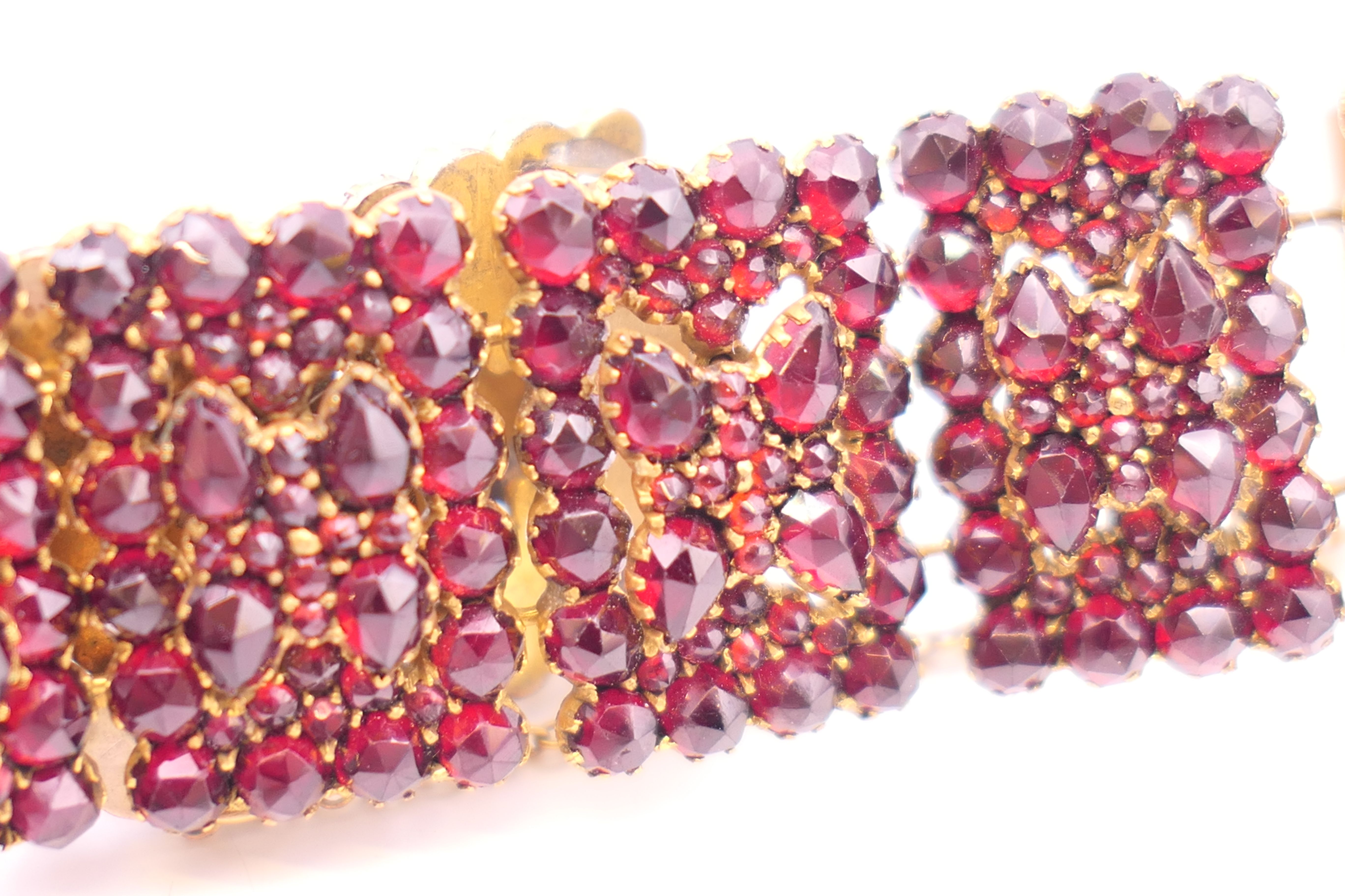 An old cut Bohemian garnet bracelet. Approximately 19 cm long. - Image 5 of 6