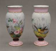 A pair of 19th century porcelain vases decorated with birds. 25 cm high.