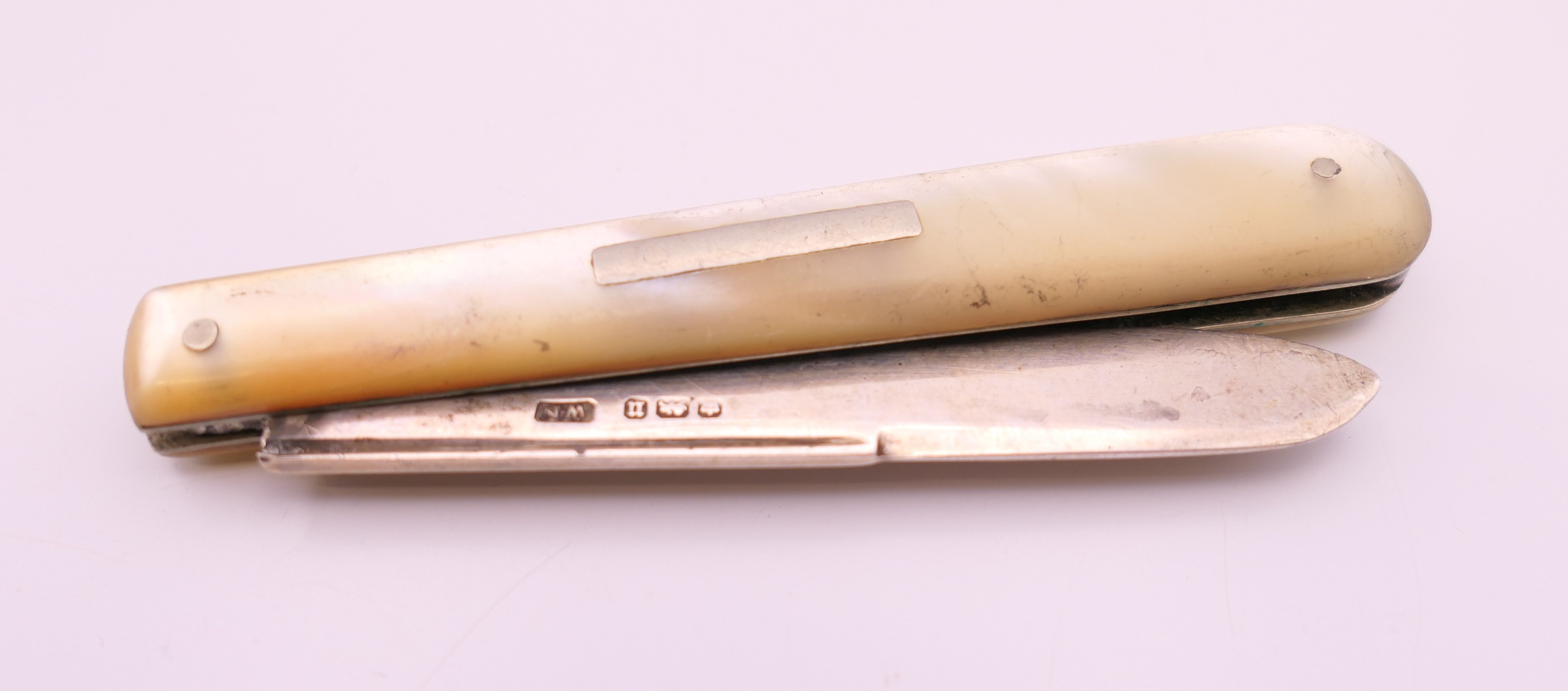 A silver pen knife, a silver thimble and a small silver box. Penknife 8.25 cm long closed, box 3. - Image 2 of 9