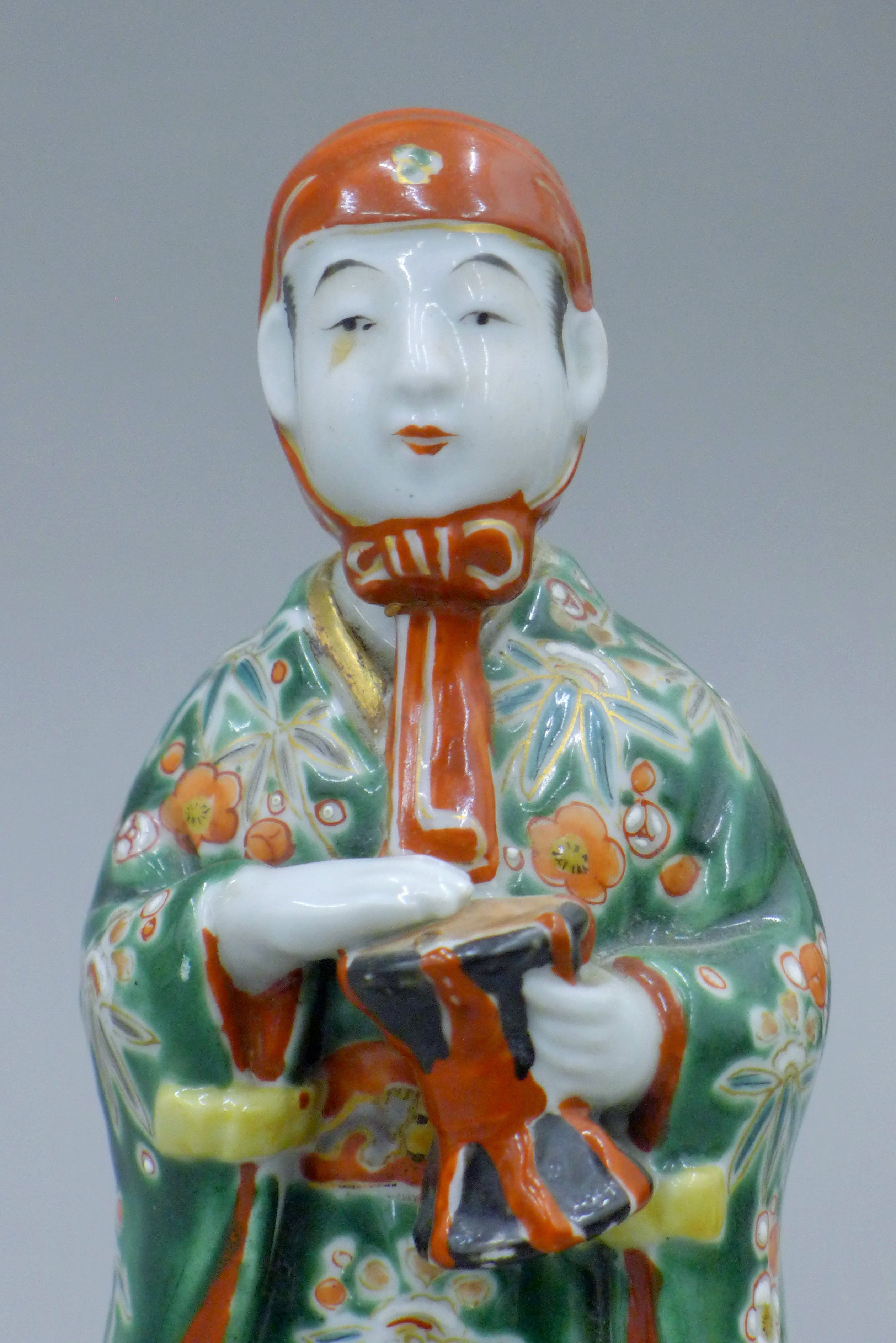 A pair of Japanese Meiji period porcelain figures. Each approximately 19 cm high. - Image 9 of 9