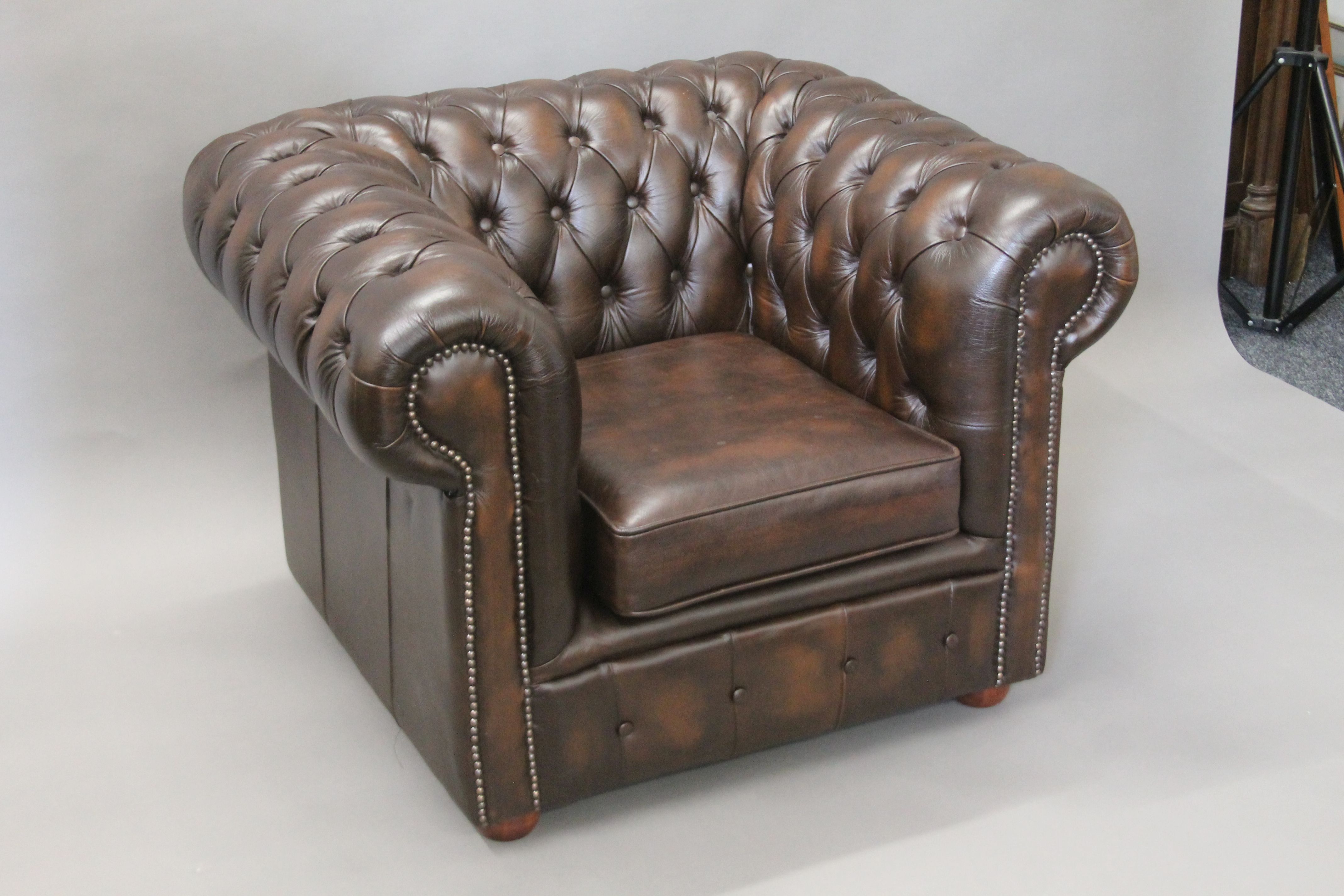 A Chesterfield type armchair. 98 cm wide. - Image 2 of 4