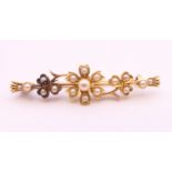 A 9 ct gold bar brooch decorated with flowers and seed pearls. 4.25 cm long. 4.