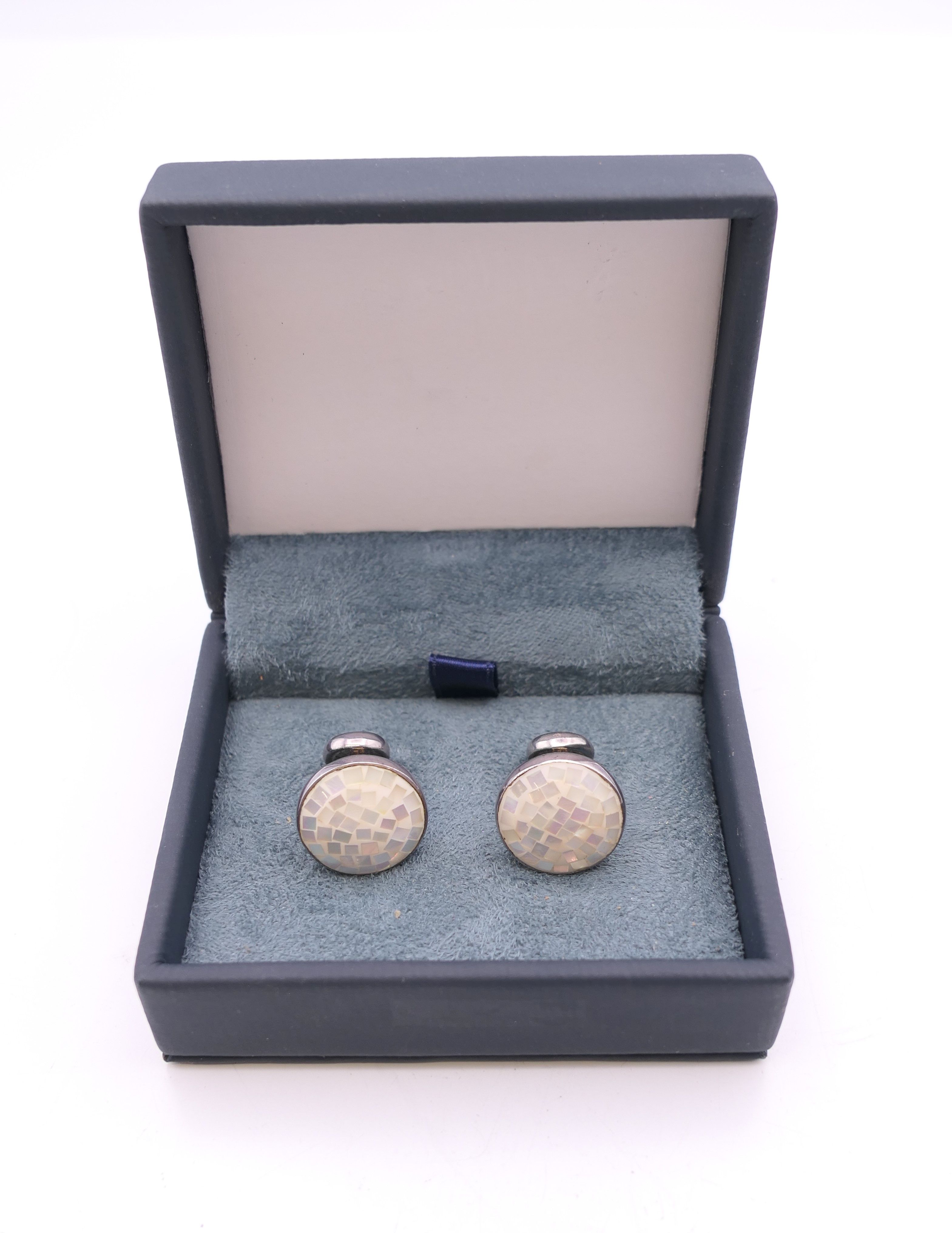 A cased pair of sterling silver and mother-of-pearl cufflinks. 1.5 cm diameter. - Image 4 of 5