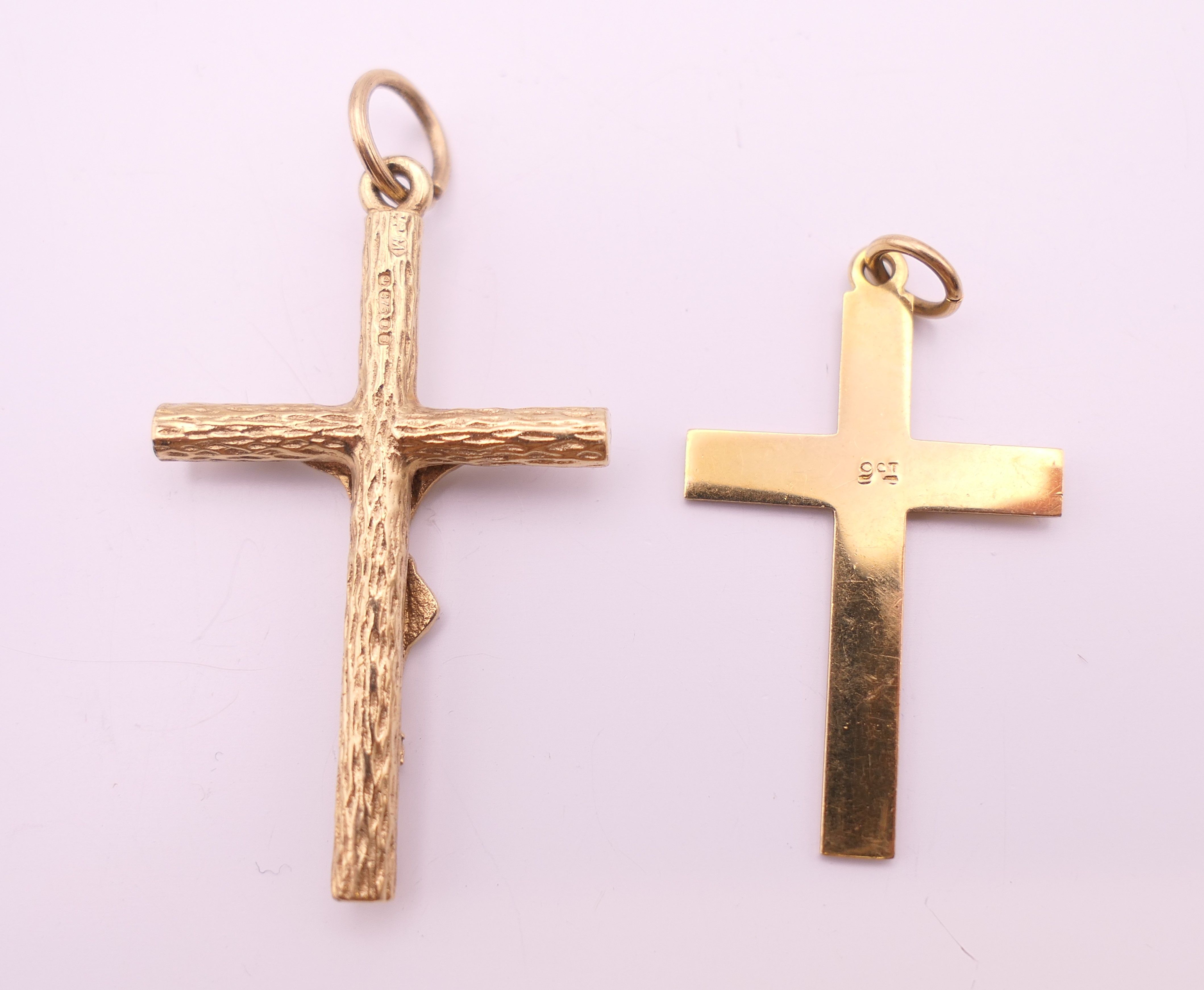 Two 9 ct gold cross/crucifix pendants. The largest 3.5 cm high. 6.2 grammes. - Image 2 of 5