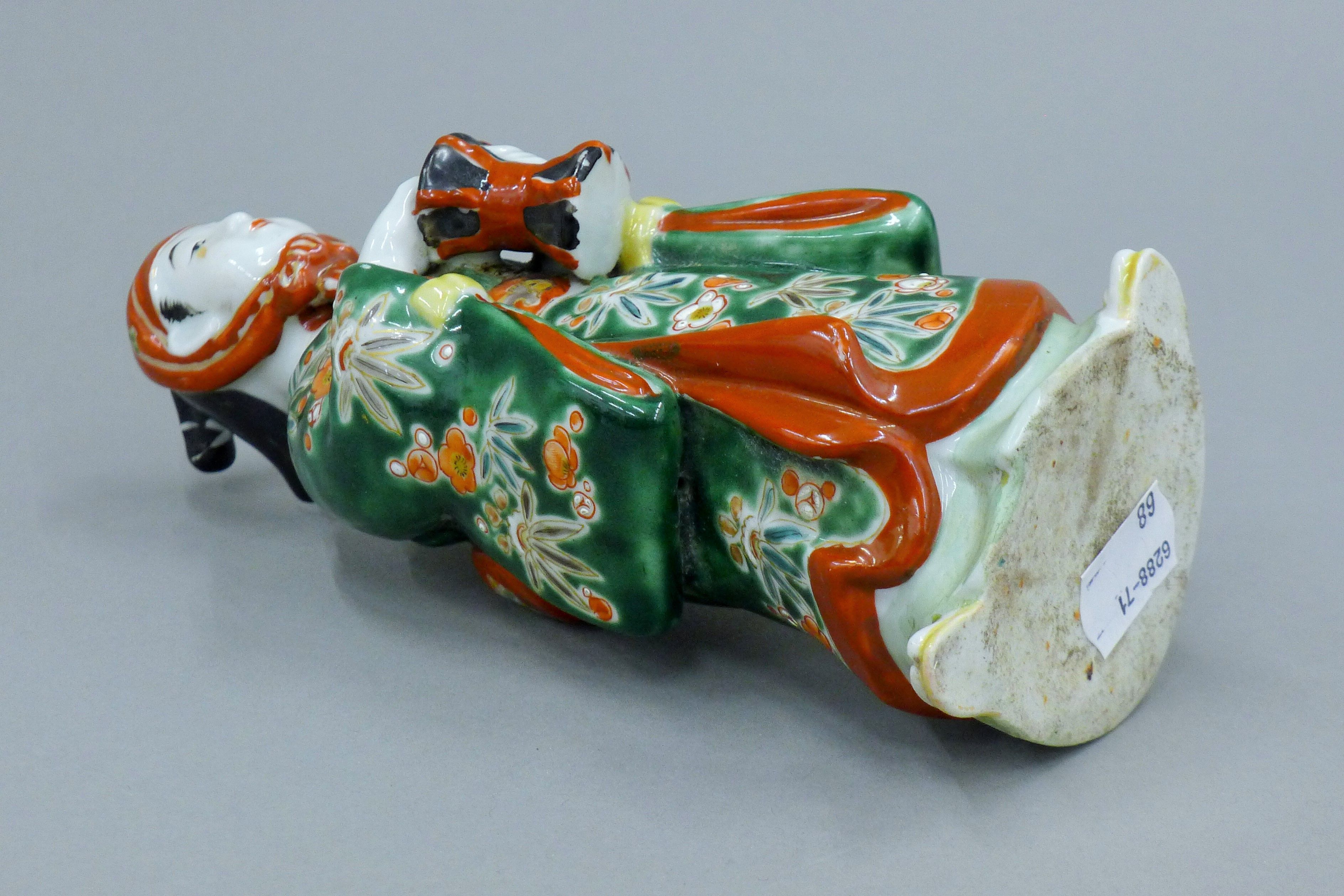 A pair of Japanese Meiji period porcelain figures. Each approximately 19 cm high. - Image 8 of 9