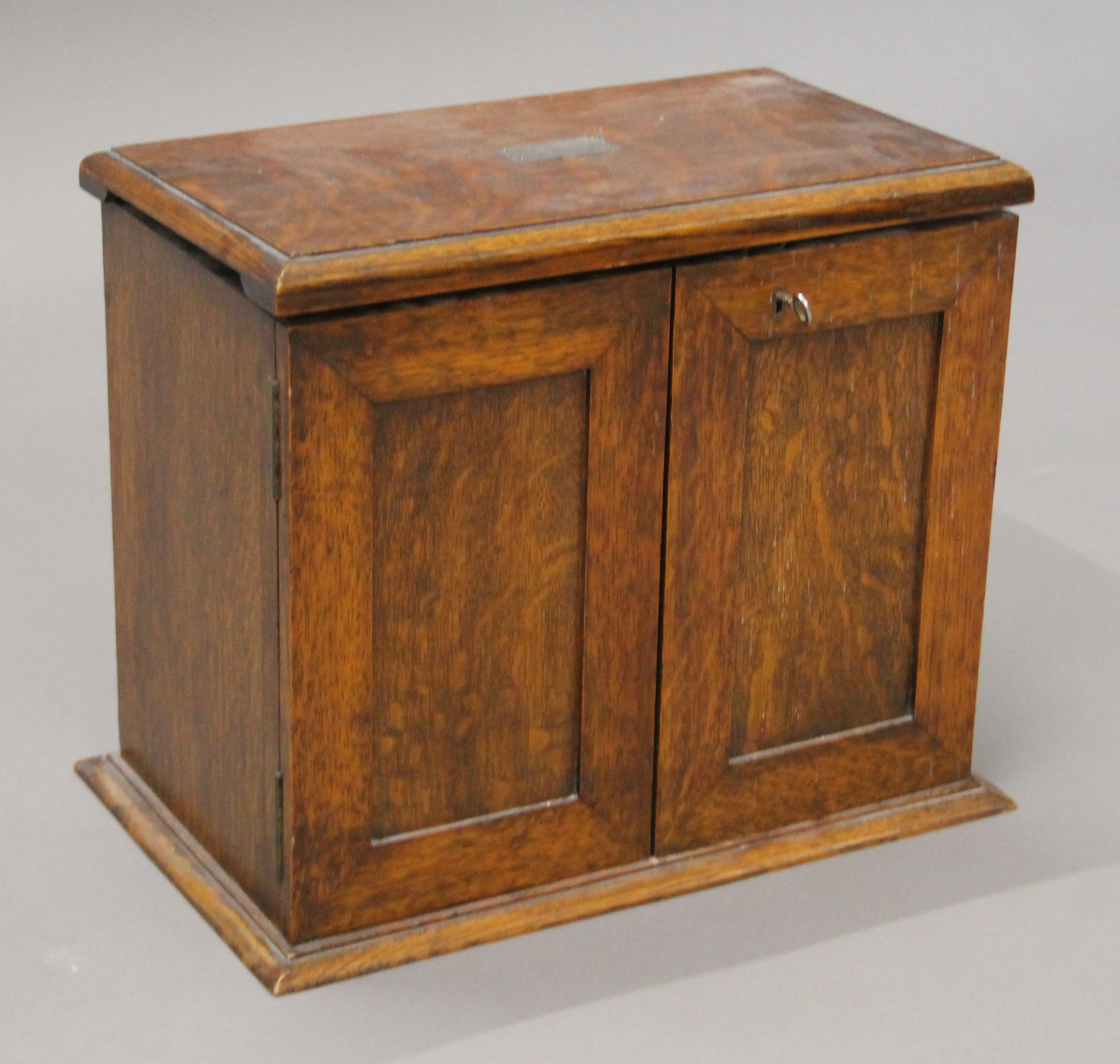 An early 20th century oak smoker's cabinet. 37 cm wide. - Image 2 of 7