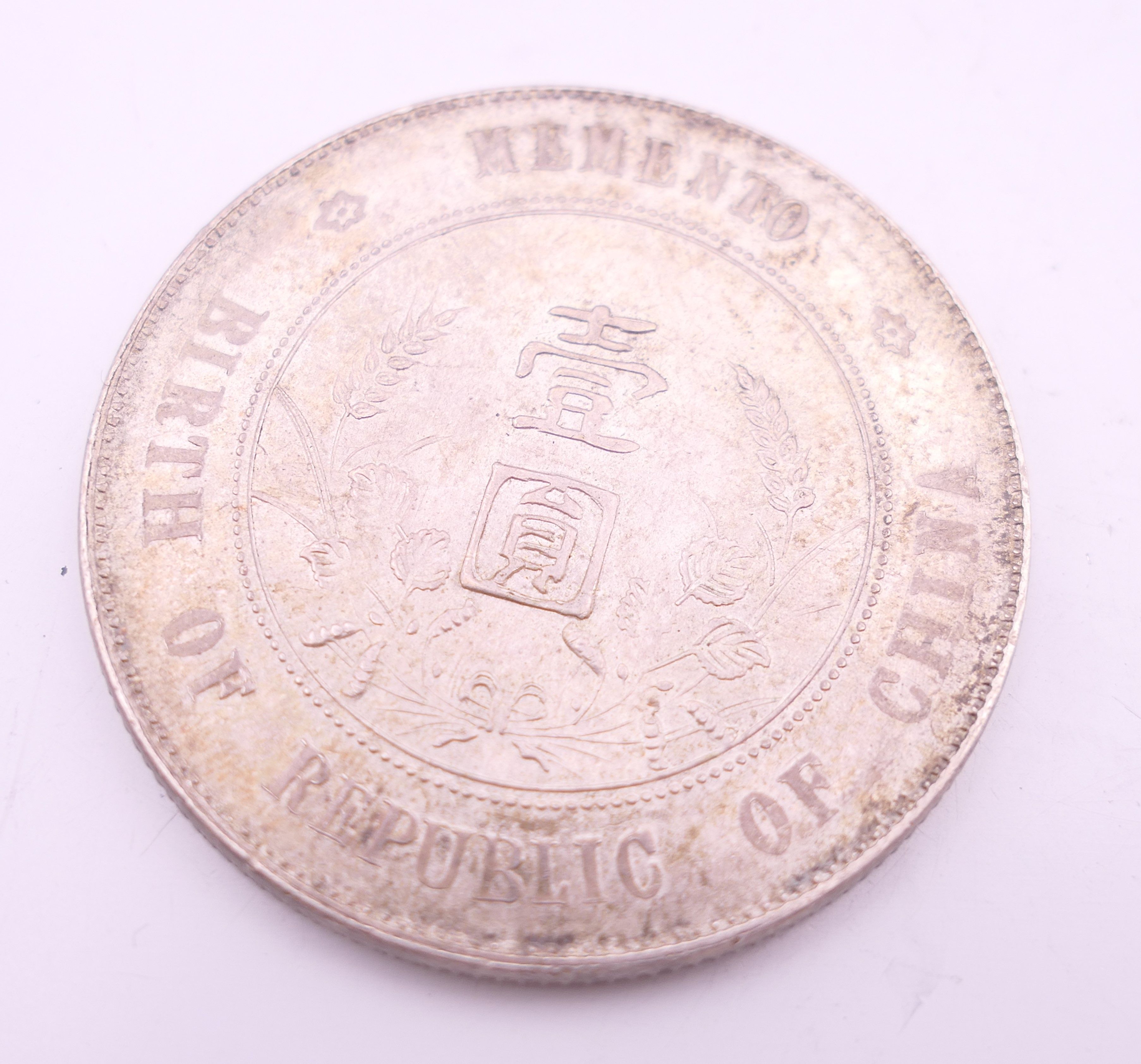 A Republic of Mexico silver coin and a Memento of the Birth of The Republic of China coin. - Image 3 of 3