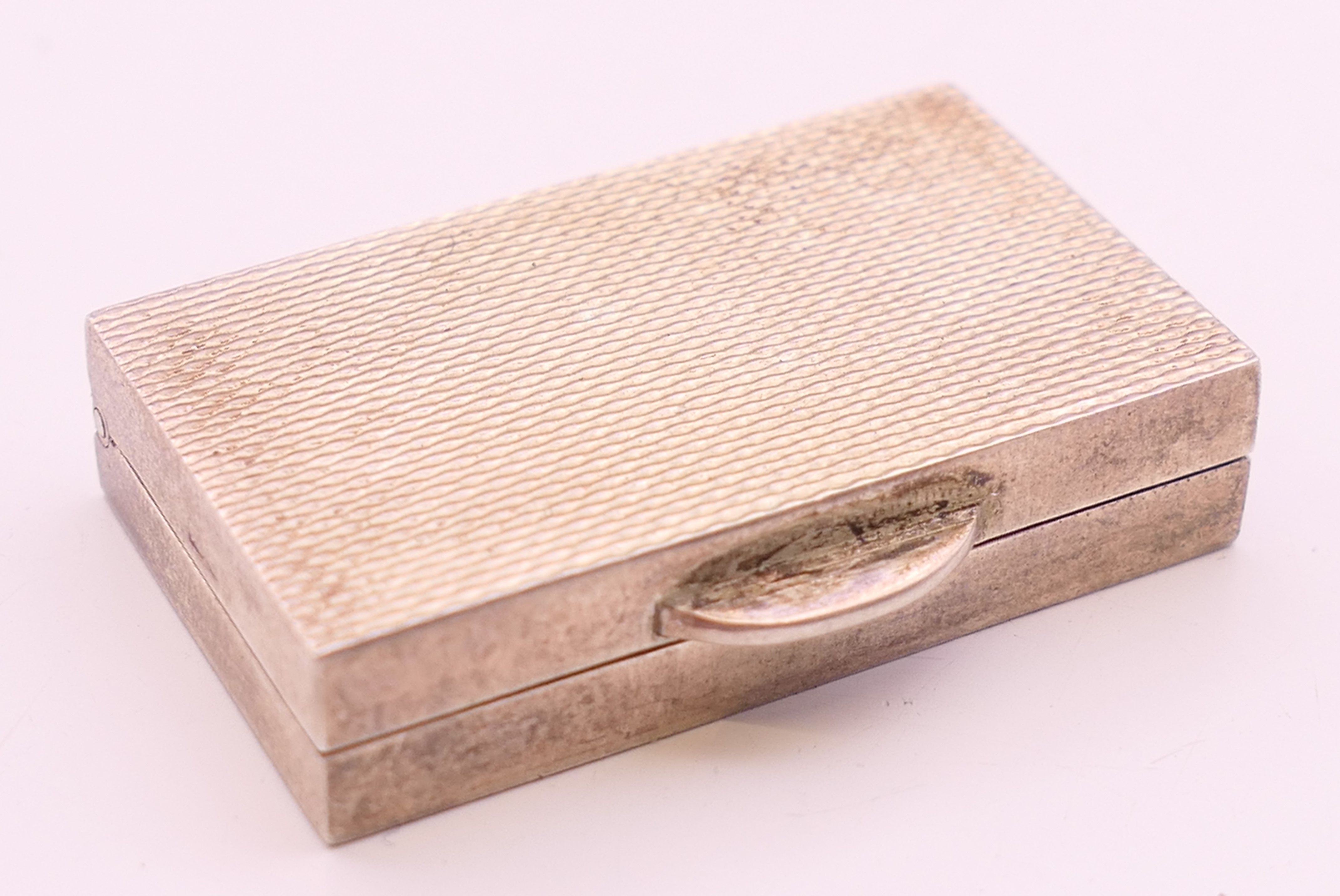 A silver pen knife, a silver thimble and a small silver box. Penknife 8.25 cm long closed, box 3. - Image 7 of 9