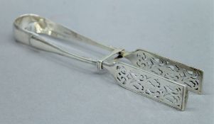 A pair of Victorian silver serving tongs. 24 cm long. 195.6 grammes.
