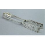 A pair of Victorian silver serving tongs. 24 cm long. 195.6 grammes.