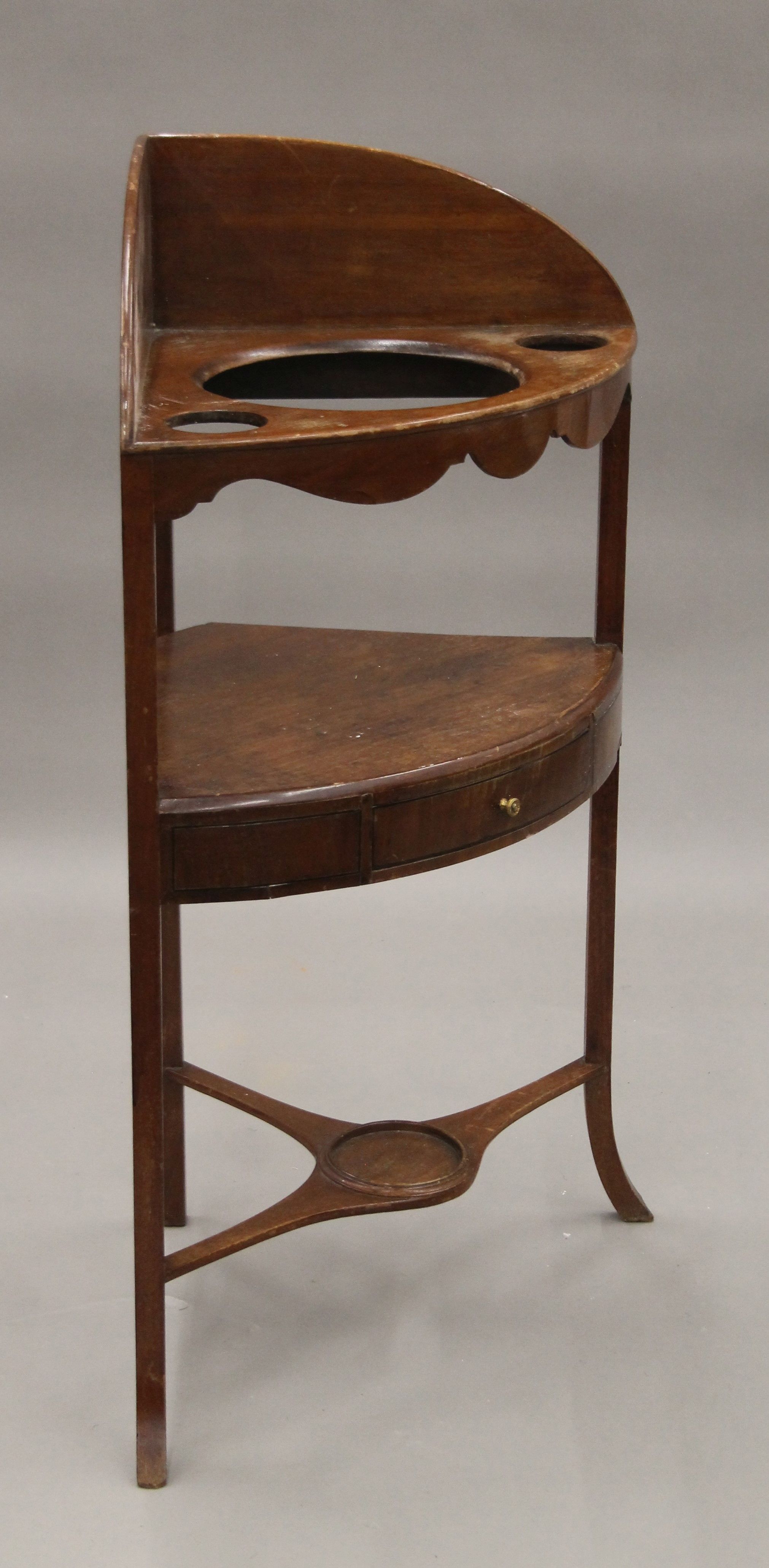 A George III mahogany corner washstand. 60 cm wide. - Image 3 of 6