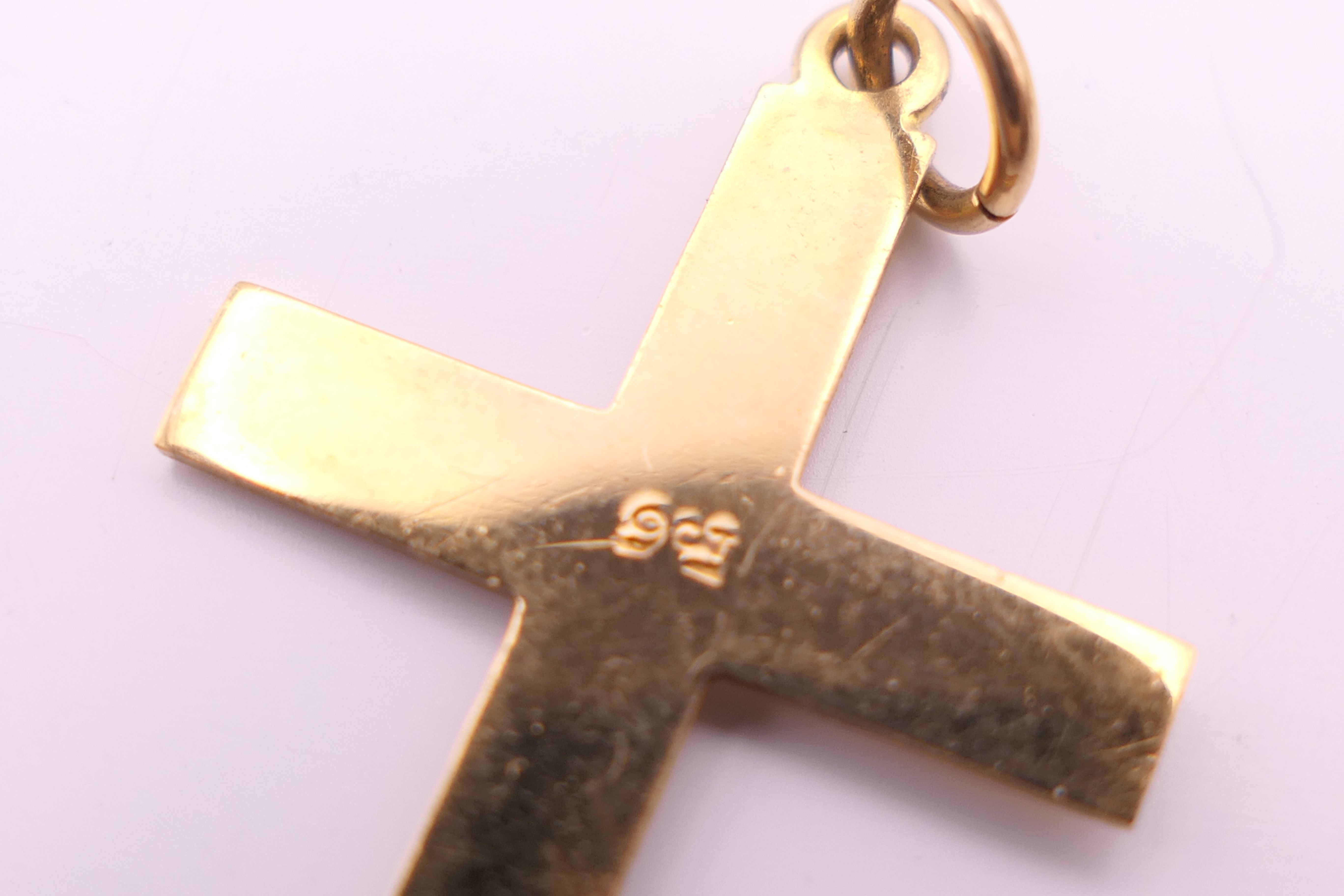 Two 9 ct gold cross/crucifix pendants. The largest 3.5 cm high. 6.2 grammes. - Image 3 of 5