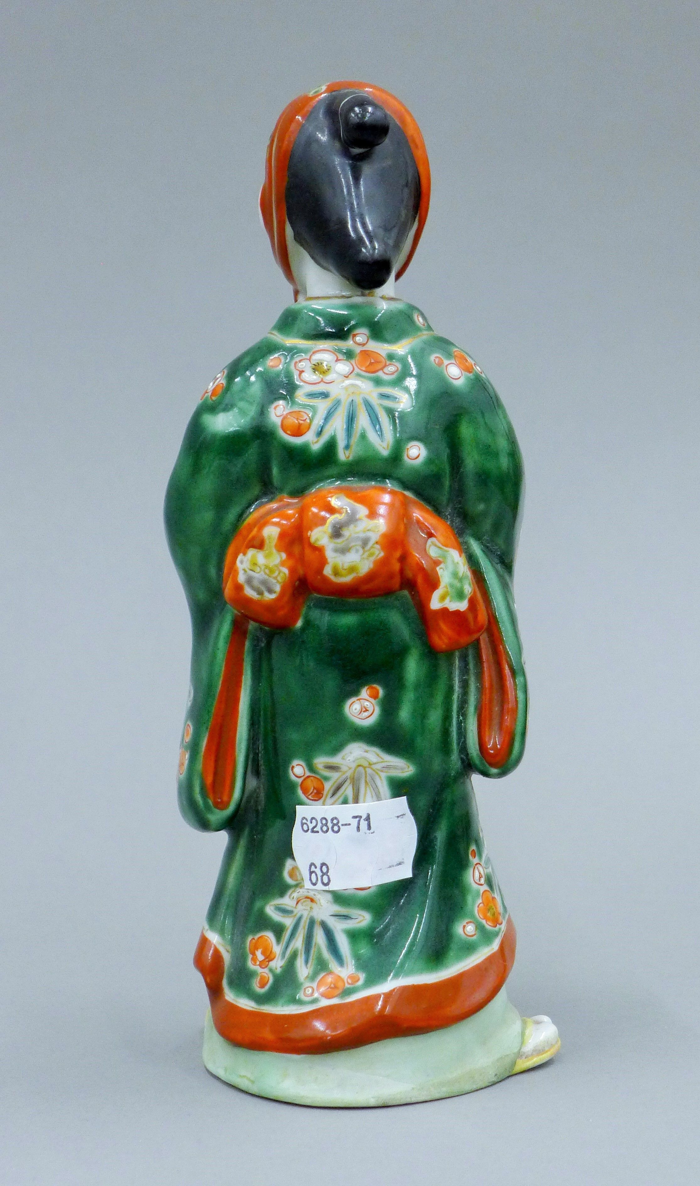 A pair of Japanese Meiji period porcelain figures. Each approximately 19 cm high. - Image 7 of 9