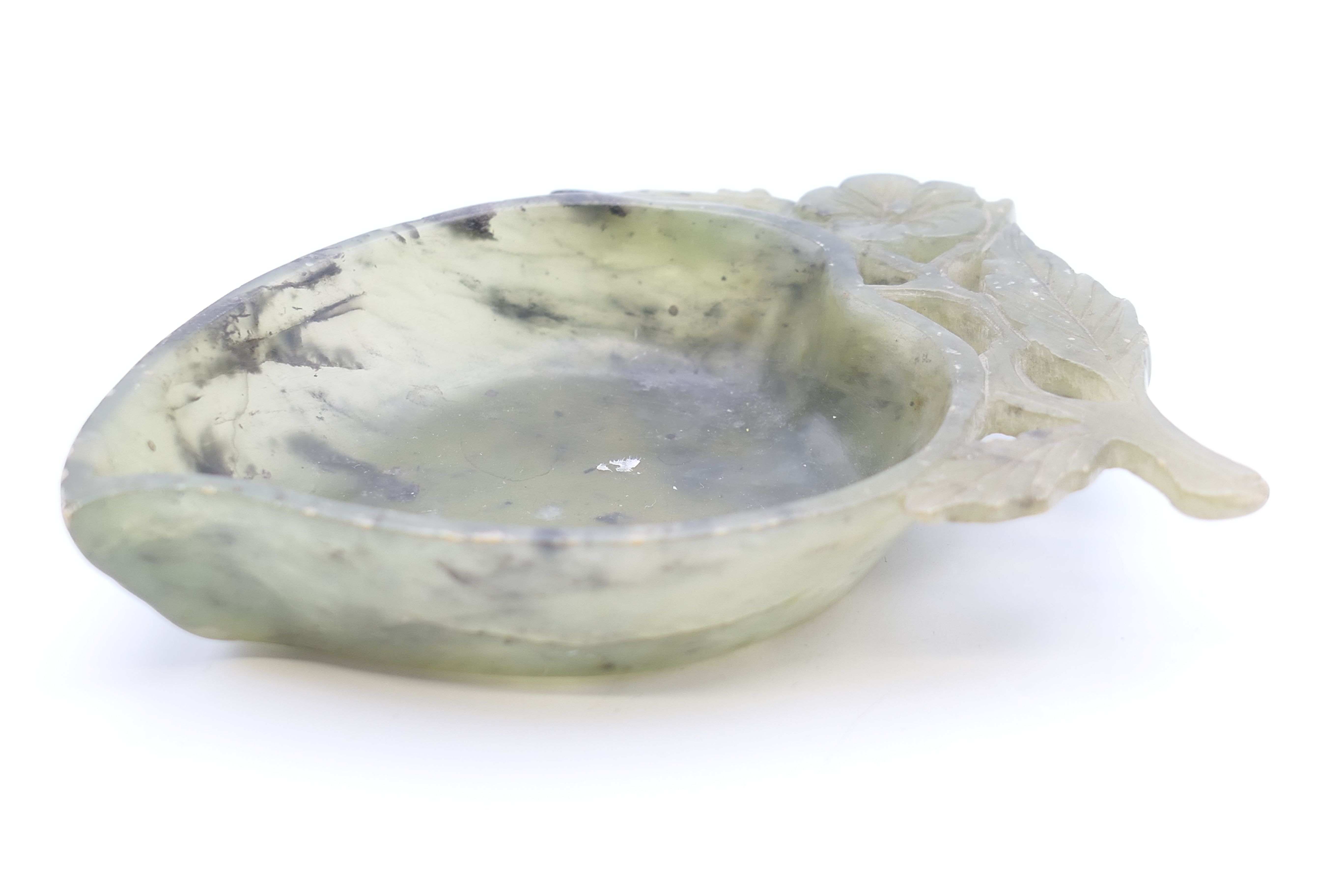 A Chinese spinach jade heart shaped brush washer. 11 cm long. - Image 2 of 4