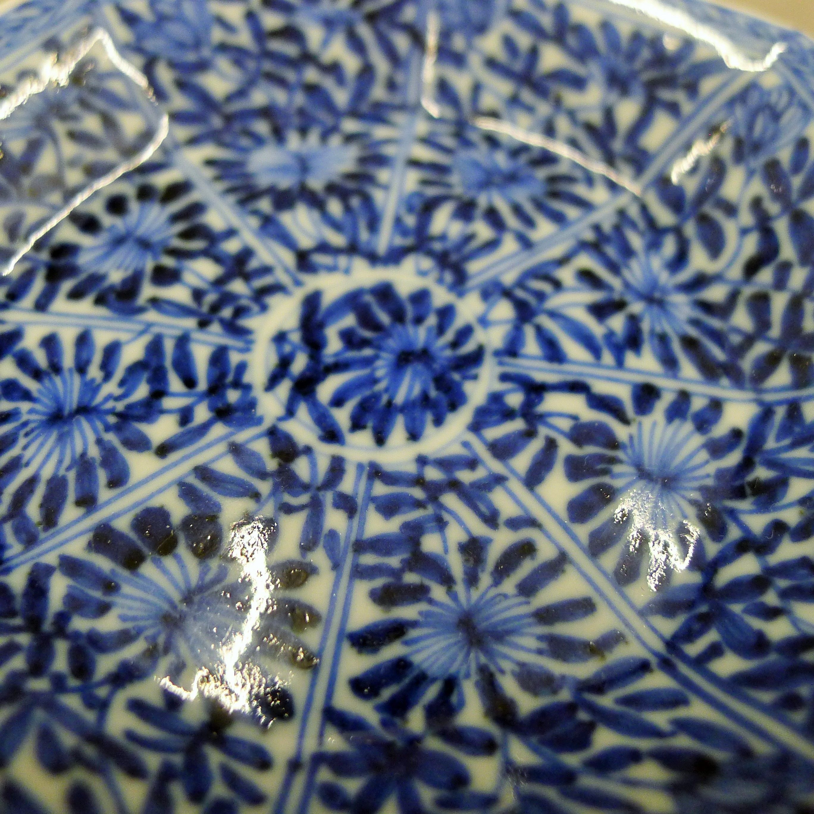 A small 18th century Chinese blue and white octagonal dish. 9 cm diameter. - Image 3 of 4