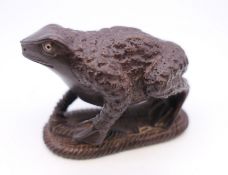 A frog form netsuke. 4.5 cm high.