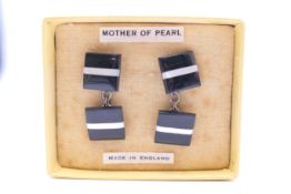 A pair of mother-of-pearl set cufflinks. 1 x 1 cm.